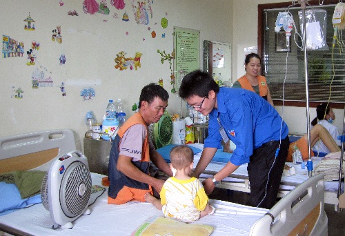 Đoàn Thanh niên cơ sở Khối cơ quan Tổng công ty Quản lý bay Việt Nam: Trao niềm vui nhỏ cho 101 bệnh nhi