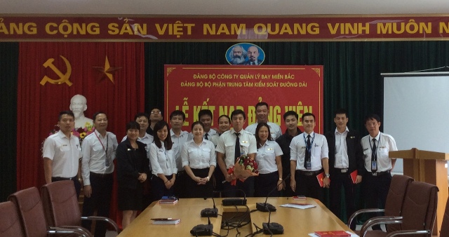 Kiểm soát viên không lưu Trung tâm Kiểm soát đường dài Hà Nội được kết nạp Đảng đợt 19/05