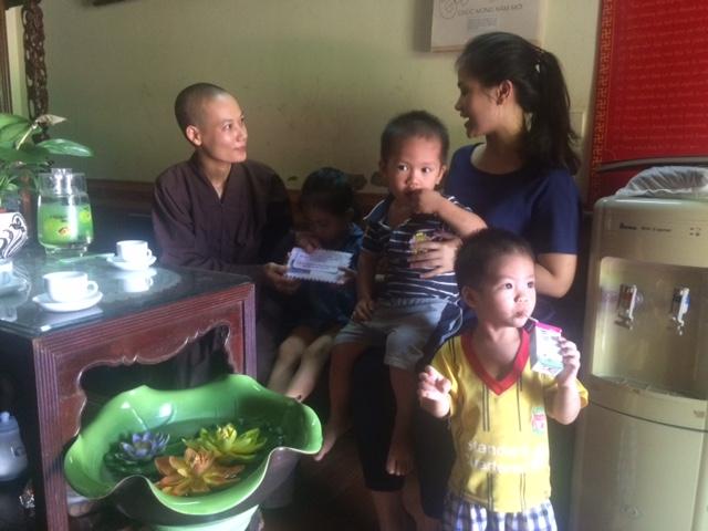 Tuổi trẻ AIS mang niềm vui đến với các em tại chùa Thái Ân
