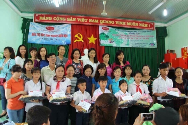 Nữ công Công ty QLB miền Nam tặng quà cho học sinh nghèo tại Tánh Linh
