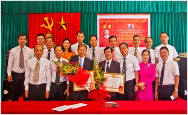 Chi bộ Trung tâm Phối hợp tìm kiếm cứu nạn Hàng không tổ chức sinh hoạt ngoại khóa và trao Huy hiệu 30 năm tuổi Đảng cho đảng viên trong Chi bộ