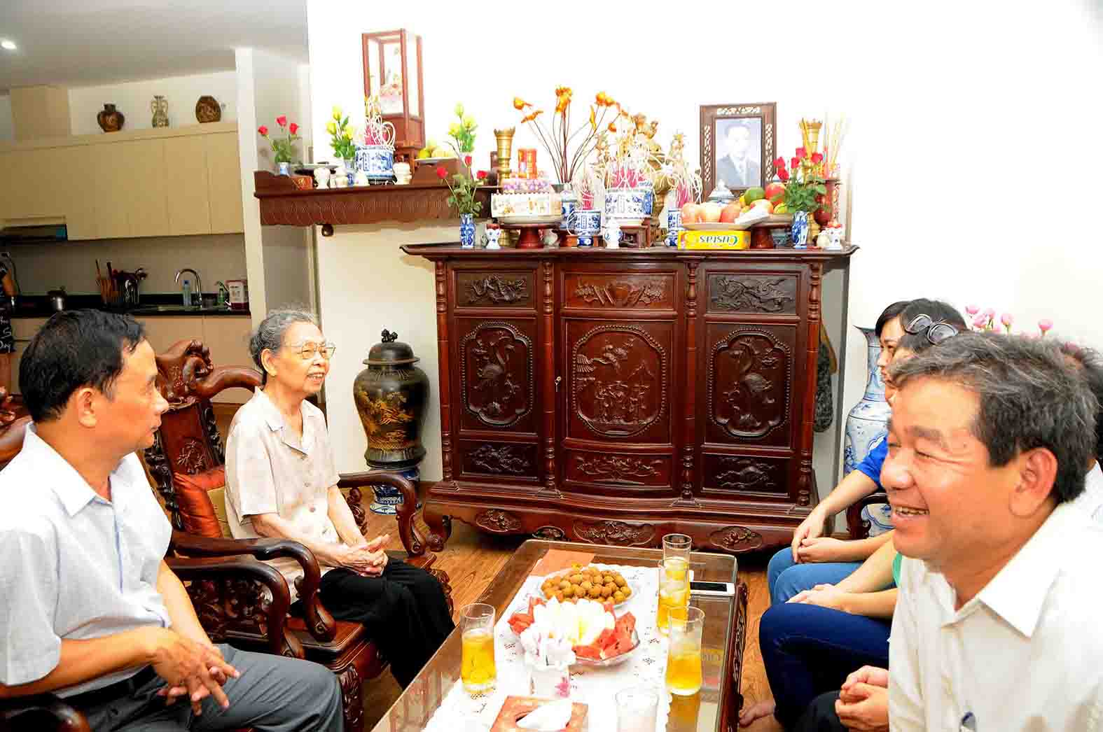 Công đoàn Cơ quan tổ chức thăm hỏi tặng quà các gia đình chính sách nhân ngày Thương binh - Liệt sỹ (27/7)