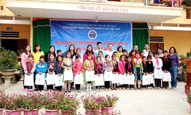 Công đoàn VATM tặng quà cho học sinh và đồng bào dân tộc xã biên giới tỉnh Hà Giang