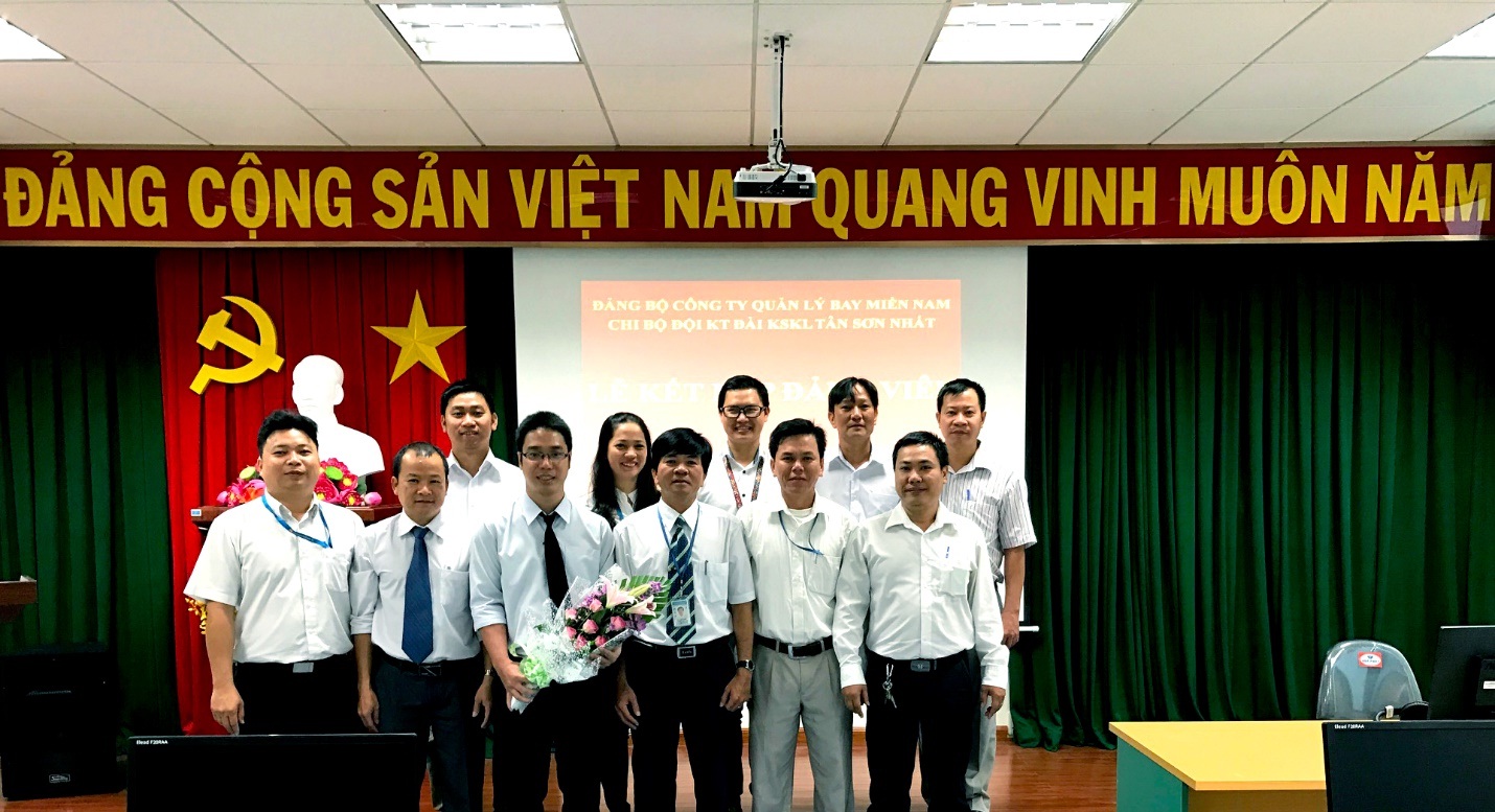 Chi bộ Đội Kỹ thuật Đài Kiểm soát không lưu Tân Sơn Nhất tổ chức Lễ kết nạp đảng viên mới