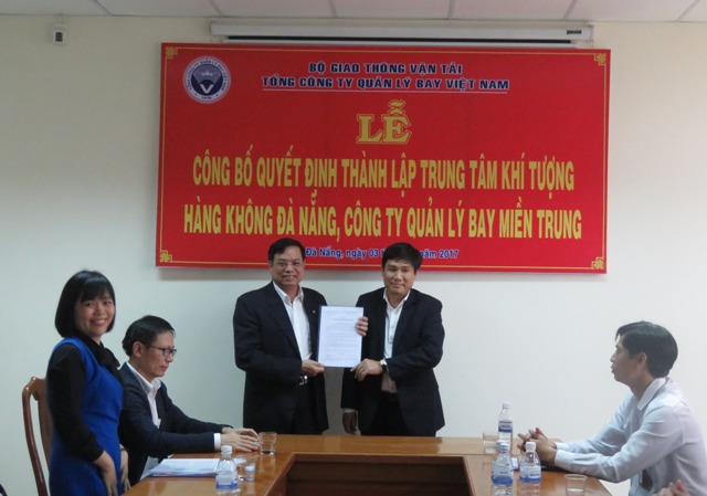 Chủ tịch Đinh Việt Thắng trao quyết định thành lập Trung tâm Khí tượng hàng không Đà Nẵng