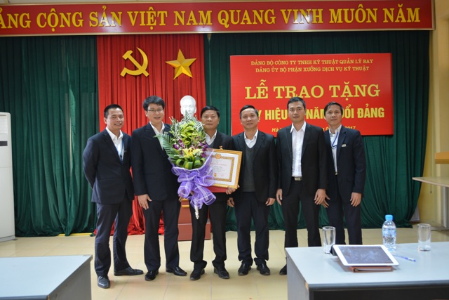 Đảng bộ Công ty TNHH Kỹ thuật Quản lý bay tổ chức lễ trao tặng Huy hiệu 30 năm tuổi Đảng cho đảng viên
