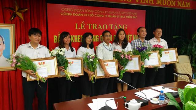 Lễ trao tặng Bằng khen Công đoàn Giao thông Vận tải Việt Nam cho 01 tập thể và 09 cá nhân đạt thành tích xuất sắc năm 2016 của Công đoàn cơ sở Công ty Quản lý bay miền Bắc