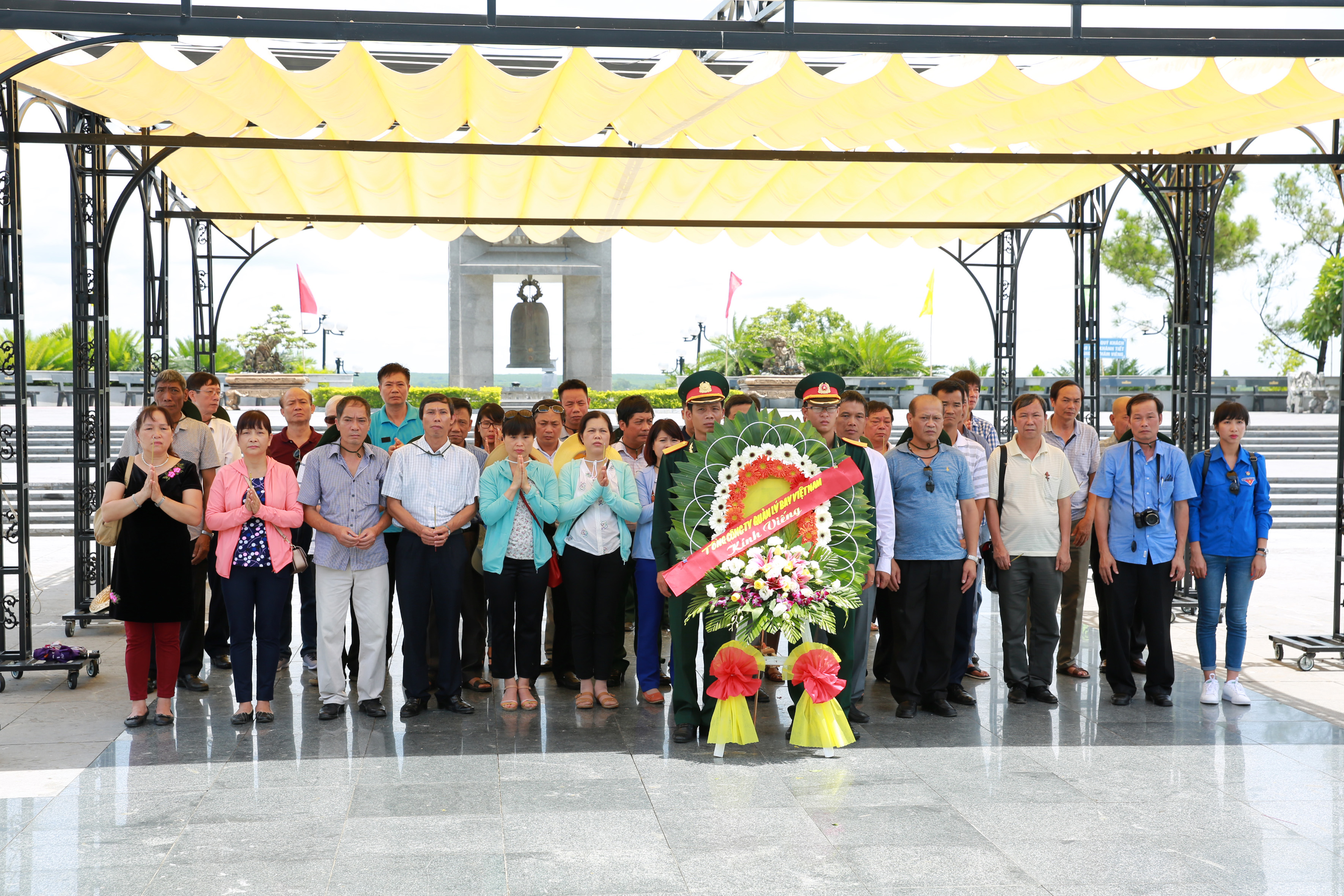 Đoàn công tác Tổng công ty thăm viếng các nghĩa trang liệt sĩ khu vực miền Trung