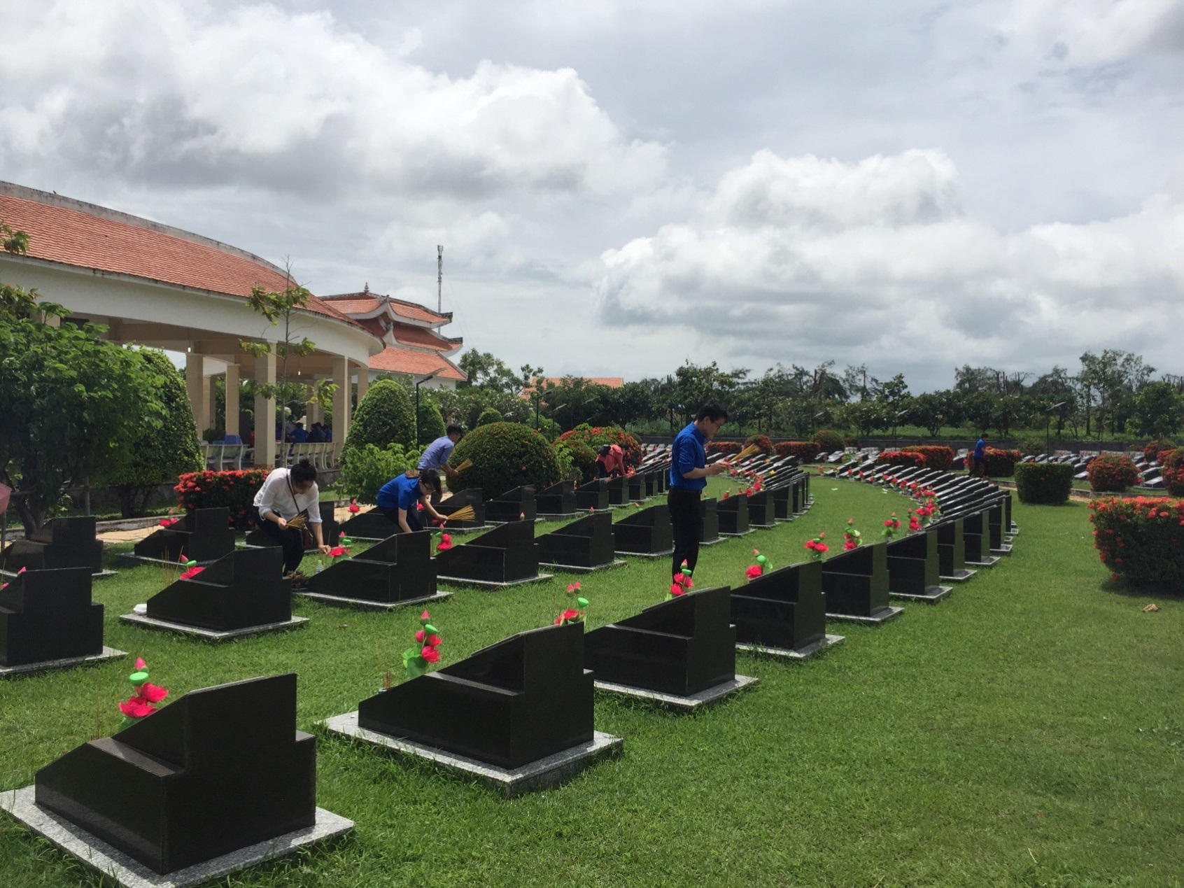 Đoàn Thanh niên Quản lý bay miền Nam tổ chức viếng Nghĩa trang liệt sỹ Rừng Sác