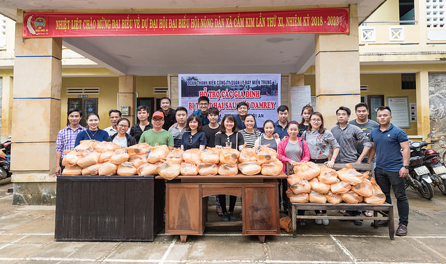 Đoàn Quản lý bay miền Trung: Chi đoàn Không lưu, Kỹ thuật chung tay giúp đỡ những gia đình bị ảnh hưởng của bão Damrey tại xã Cẩm Kim, Hội An