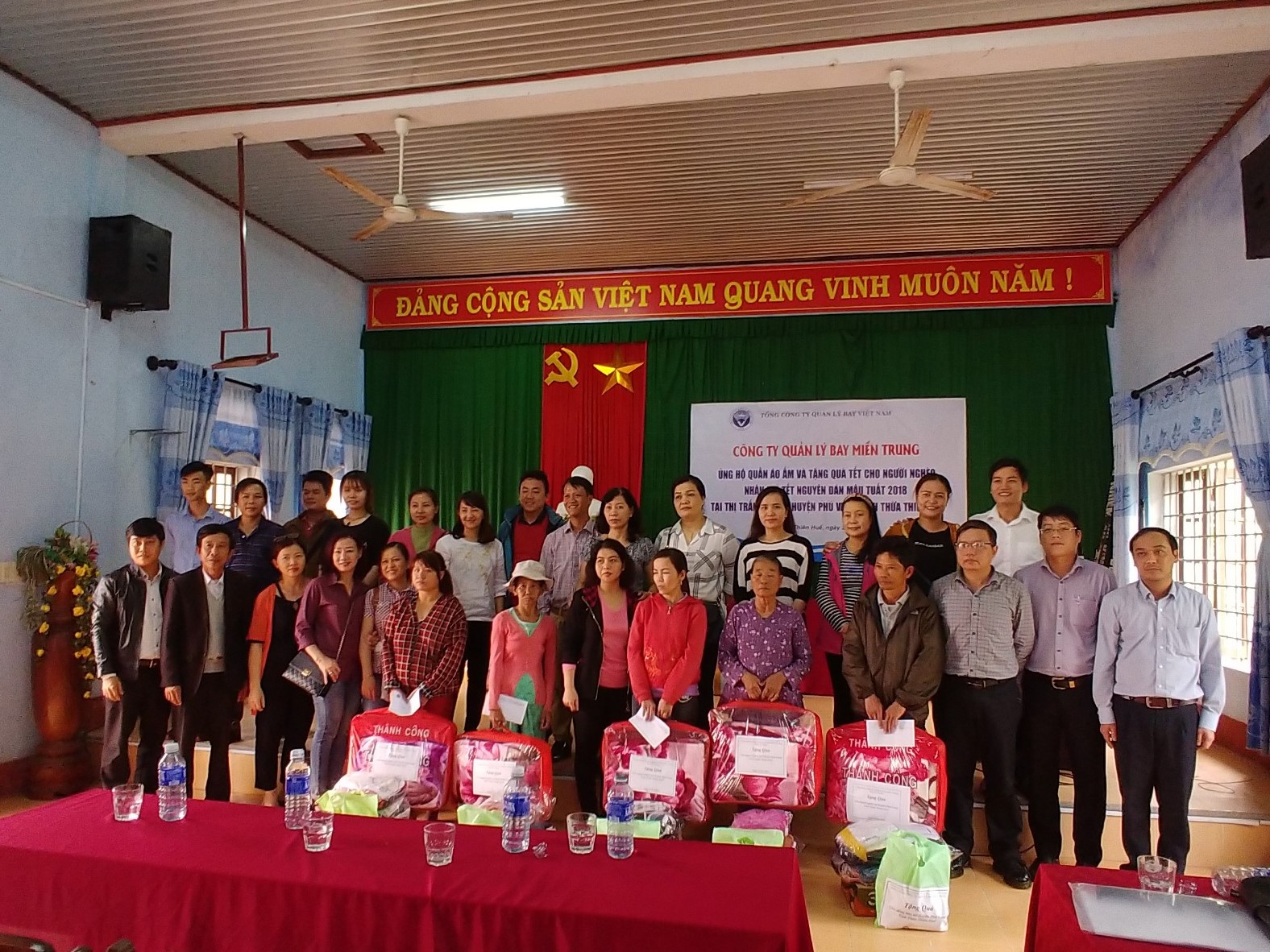 Chương trình ủng hộ quần áo ấm và tặng quà Tết cho người nghèo nhân dịp Tết Nguyên đán Mậu Tuất 2018 của Công ty Quản lý bay miền Trung