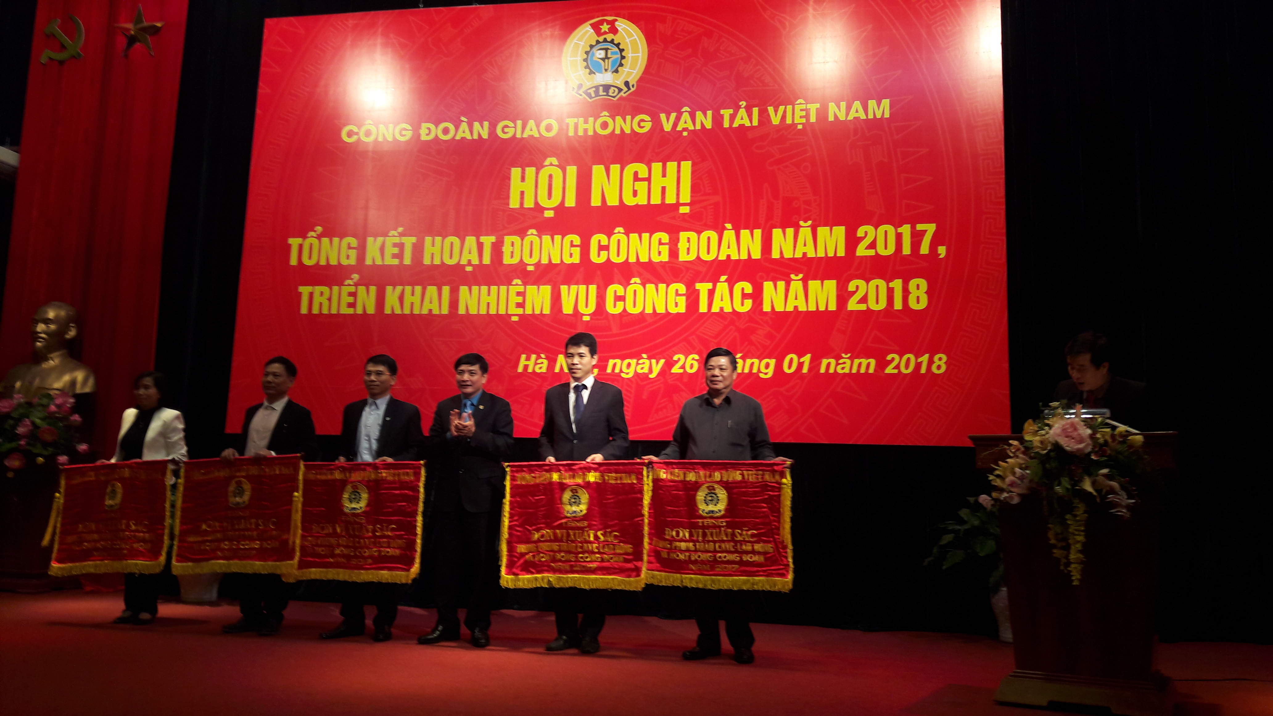 Tổng Liên đoàn Lao động Việt Nam tặng cờ Đơn vị xuất sắc cho Công đoàn Tổng công ty Quản lý bay Việt Nam