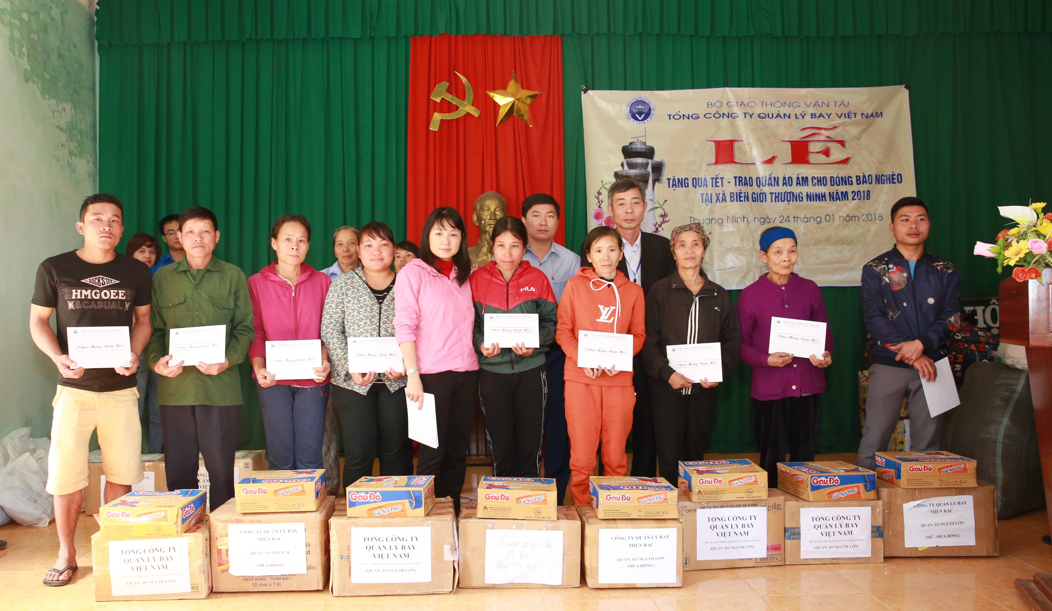 Đoàn công tác Tổng công ty Quản lý bay Việt Nam tặng quà Tết học sinh nghèo vượt khó