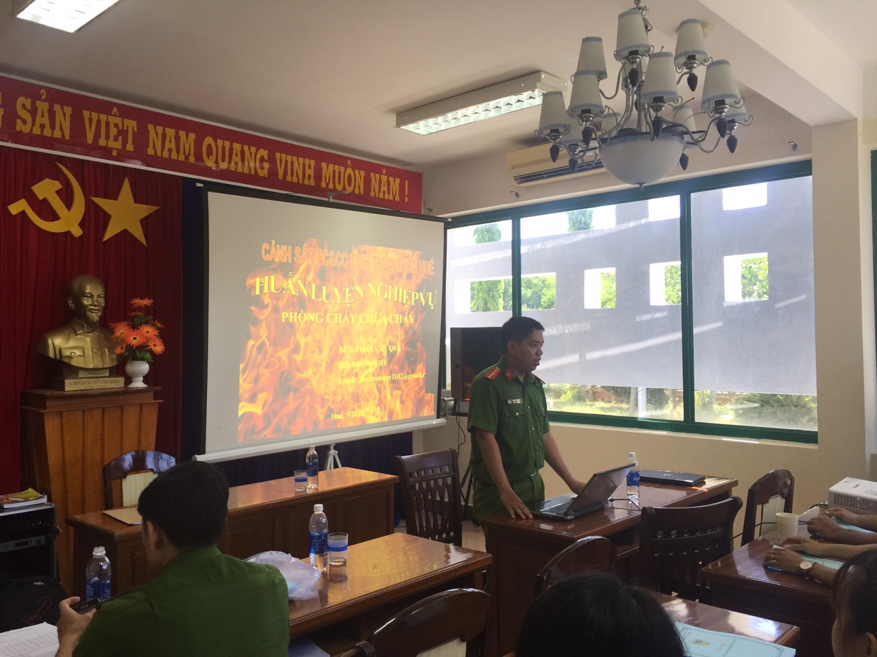 Tổ chức huấn luyện nghiệp vụ phòng cháy chữa cháy cho cán bộ, nhân viên Đài Kiểm soát không lưu Phú Bài