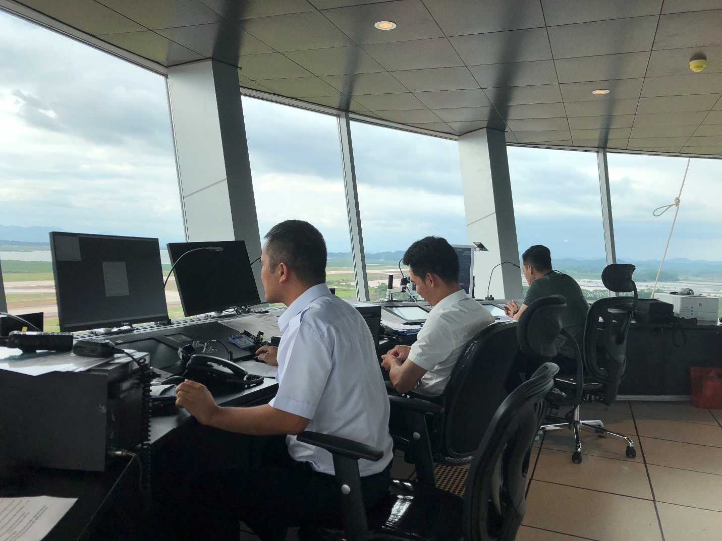 Đoàn Thanh niên Công ty Quản lý bay miền Bắc tham gia công tác bảo đảm cho hoạt động bay hiệu chuẩn sân bay Vân Đồn