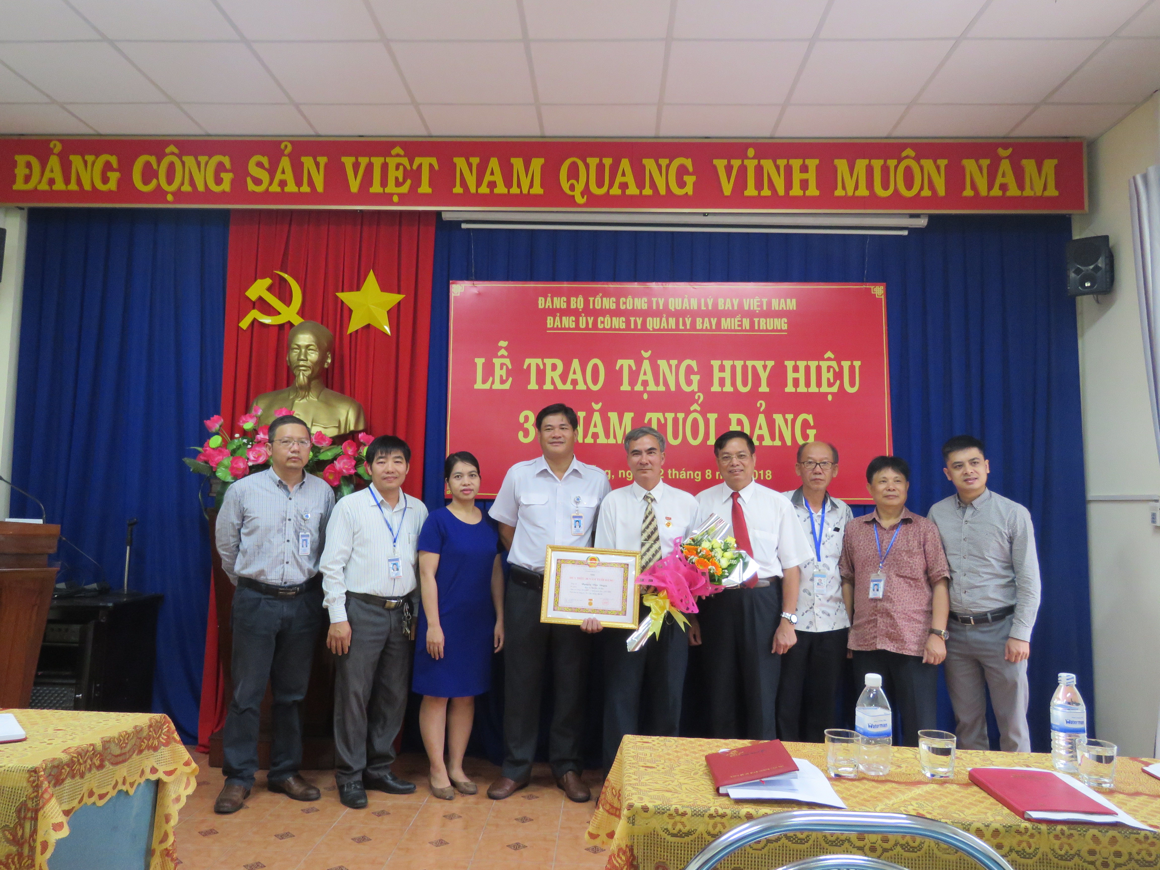 Đảng bộ Công ty Quản lý bay miền Trung tổ chức Lễ trao Huy hiệu 30 năm tuổi Đảng