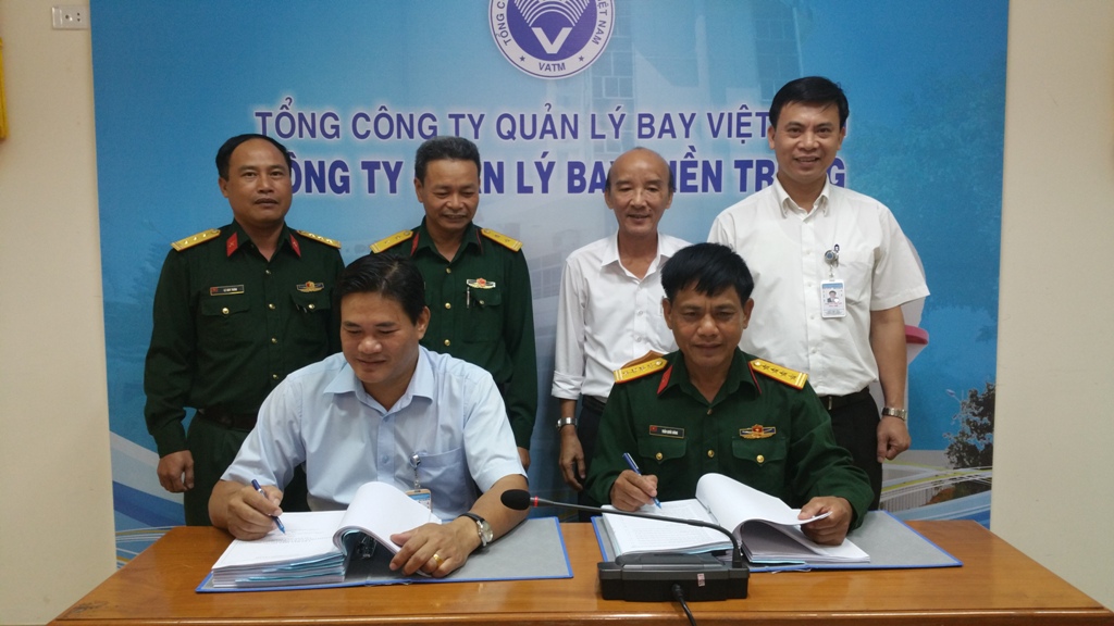 Hội nghị ký kết Văn bản hiệp đồng giữa Công ty Quản lý bay miền Trung và Bộ tham mưu Quân khu 5