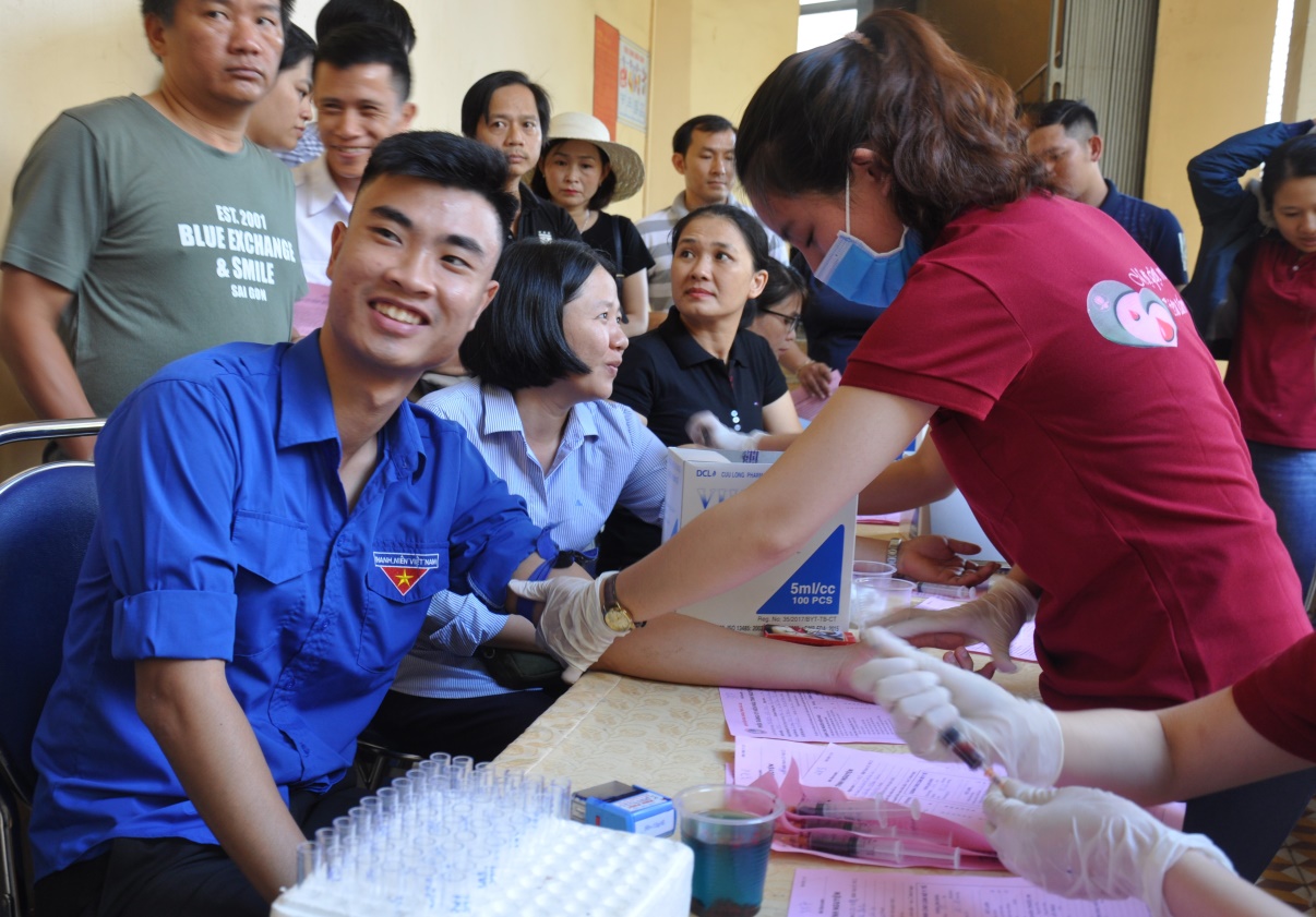 Cán bộ, công nhân viên Đài Kiểm soát không lưu Pleiku tham gia hoạt động hiến máu nhân đạo