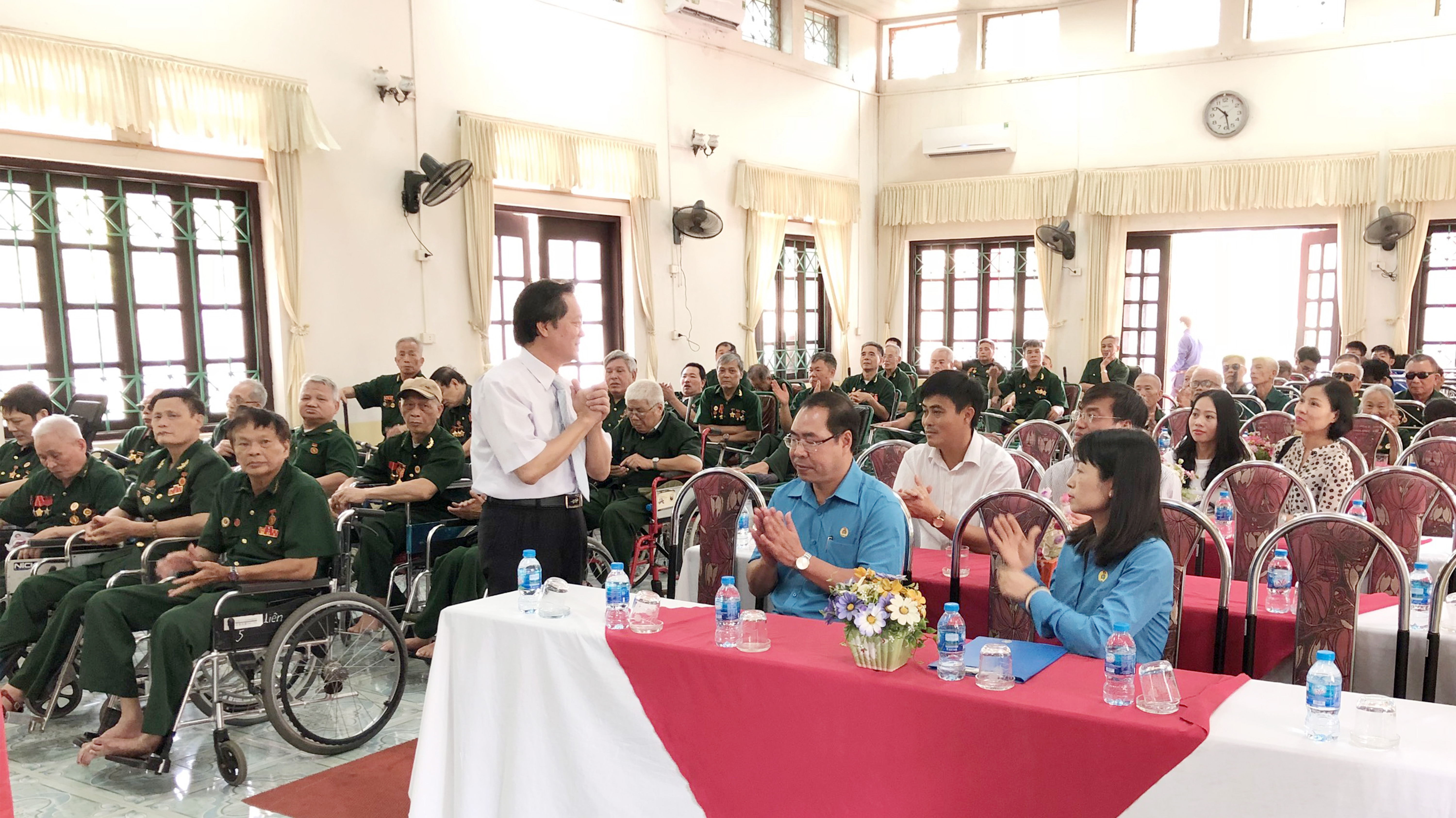 Công đoàn Cơ quan thăm và tặng quà Trung tâm Điều dưỡng thương binh Duy Tiên, Hà Nam|
