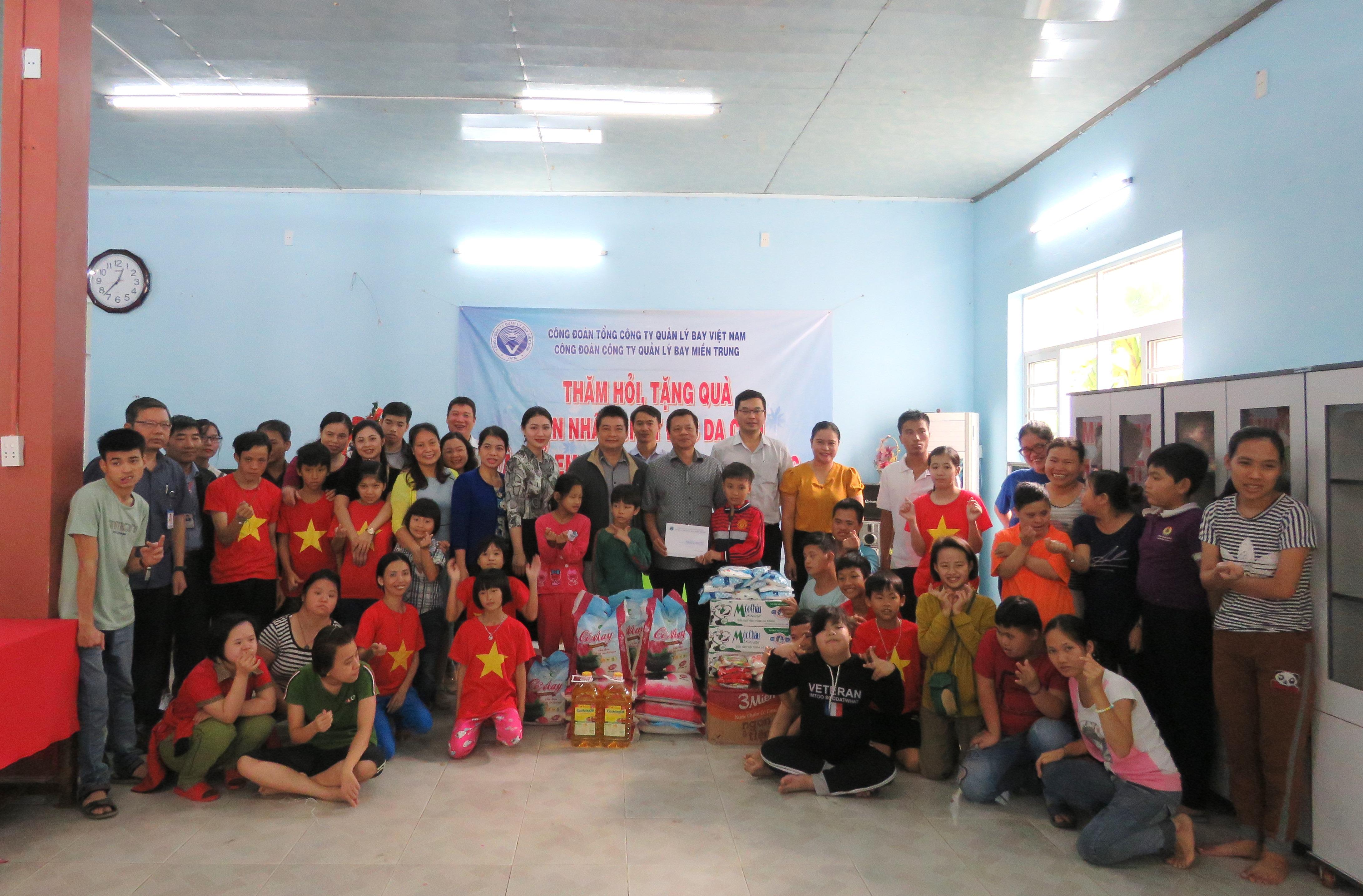 Công đoàn Công ty Quản lý bay miền Trung tặng quà cho nạn nhân chất độc da cam thành phố Đà Nẵng