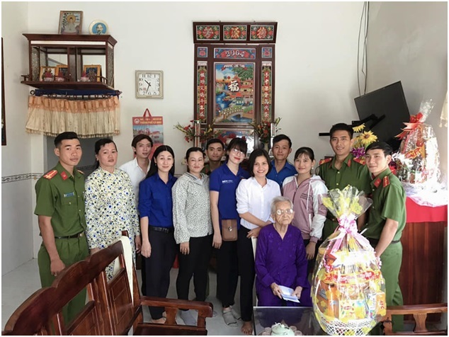Đoàn Thanh niên Đài KSKL Cà Mau thăm, tặng quà Mẹ Việt Nam Anh hùng