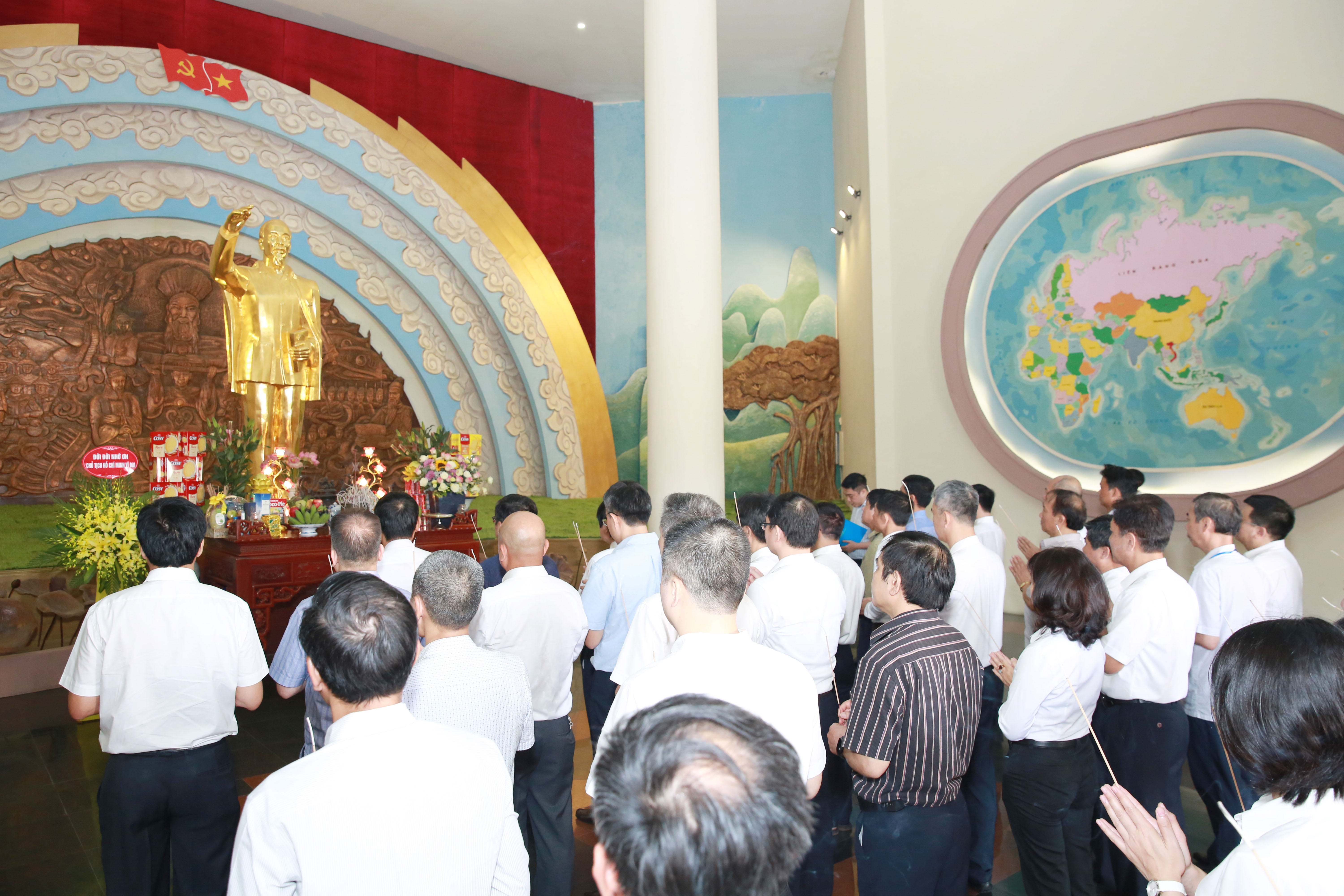 Lãnh đạo ngành Hàng không dâng hương Chủ tịch Hồ Chí Minh nhân kỉ niệm 130 ngày sinh của Người
