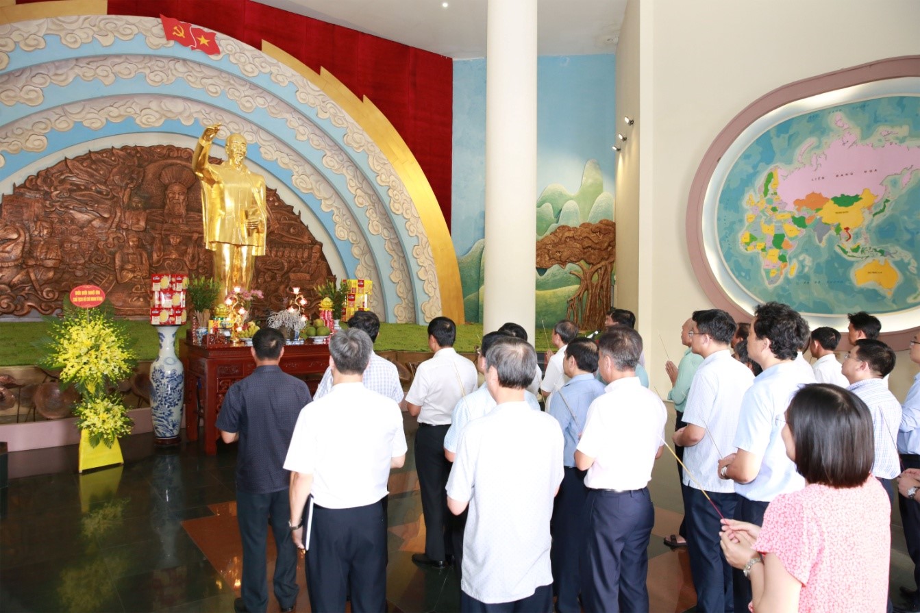 Lãnh đạo ngành Hàng không dâng hương tưởng niệm Chủ tịch Hồ Chí Minh nhân kỉ niệm 75 năm Quốc khánh