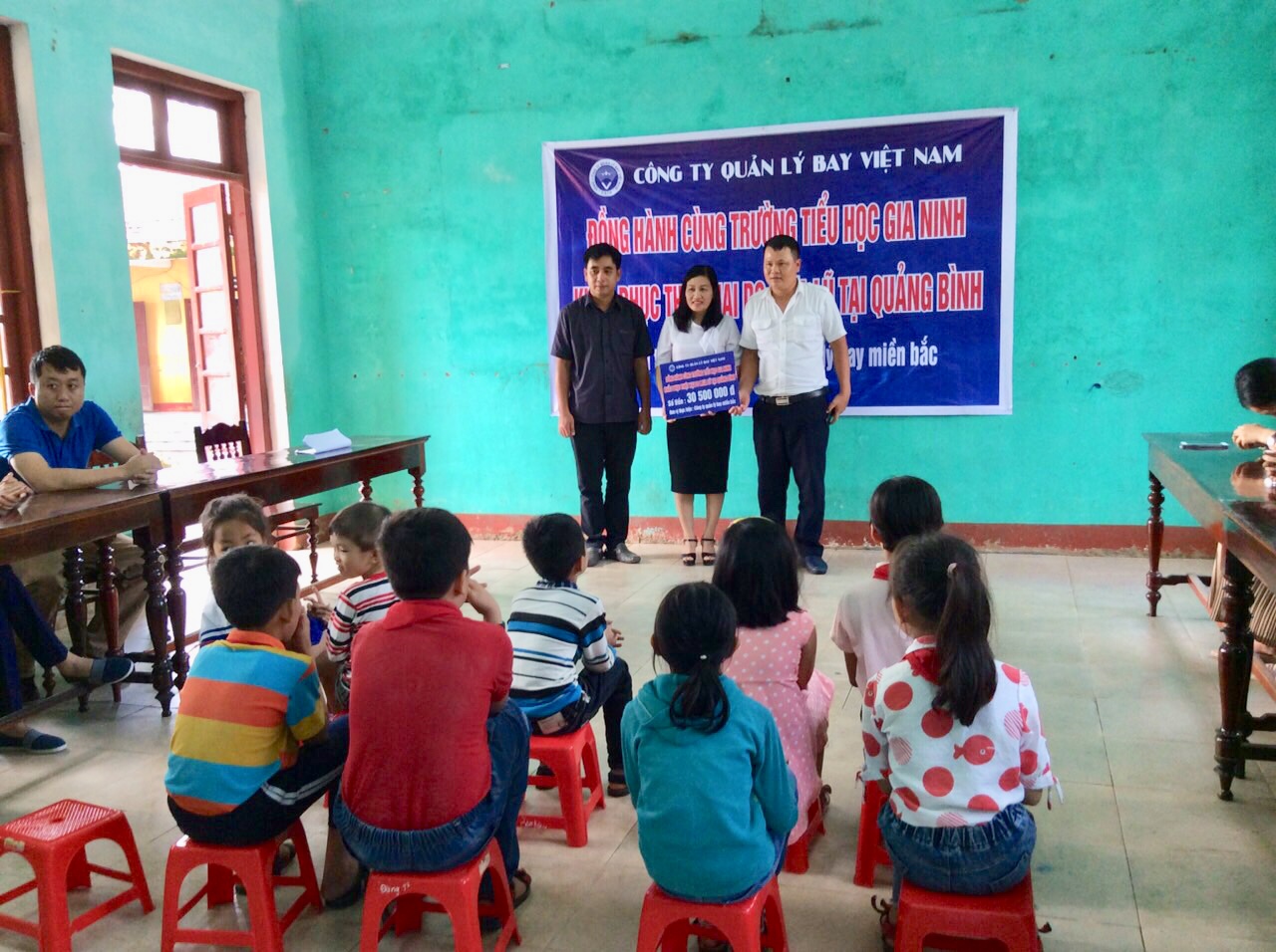 Trao ủng hộ đồng bào miền Trung bị thiệt hại nặng do mưa lũ năm 2020 gây ra tại 02 Tỉnh Nghệ An và Quảng Bình
