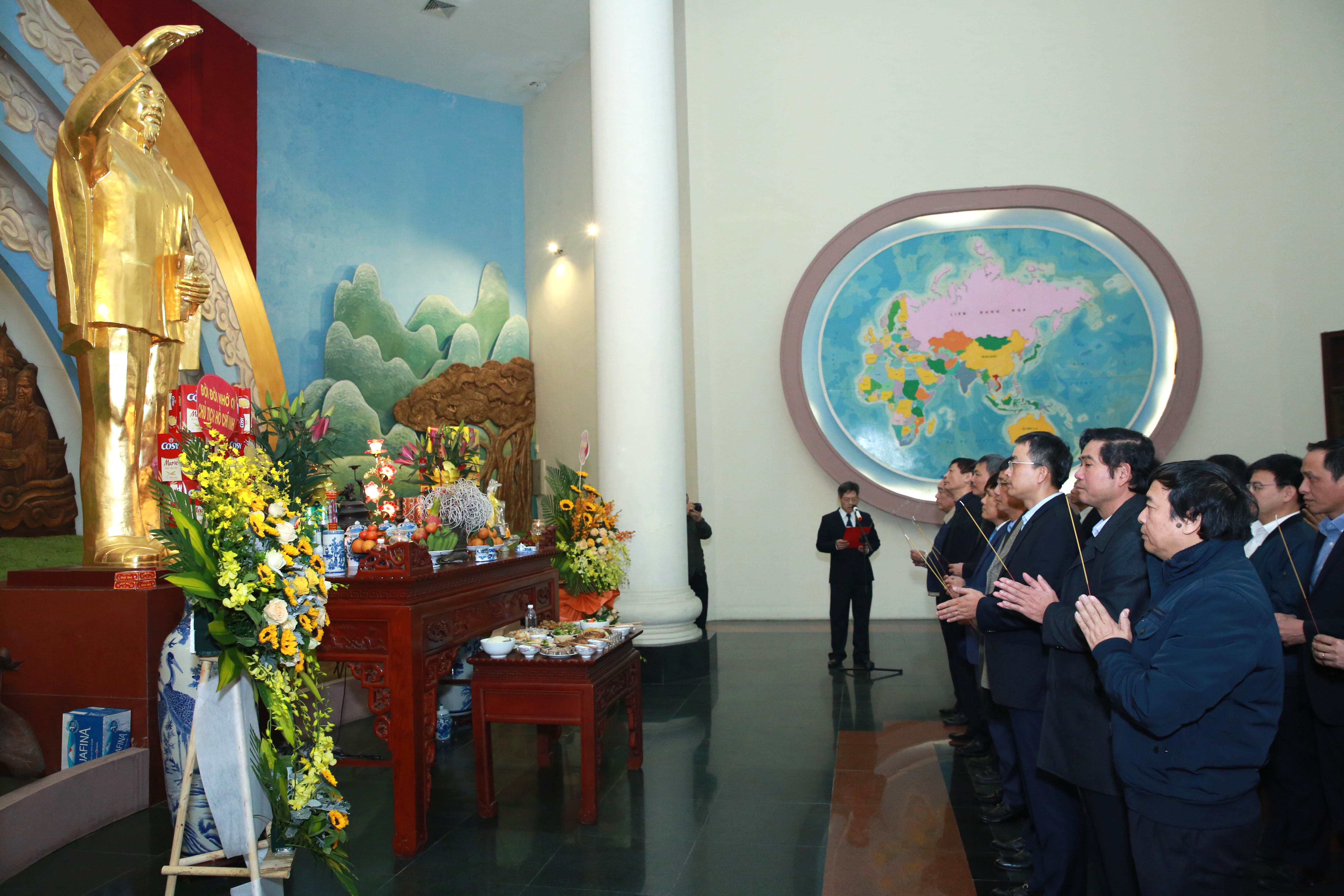 Lãnh đạo ngành Hàng không dâng hương tưởng niệm Chủ tịch Hồ Chí Minh nhân kỉ niệm 65 năm Ngày thành lập Ngành Hàng không dân dụng Việt Nam