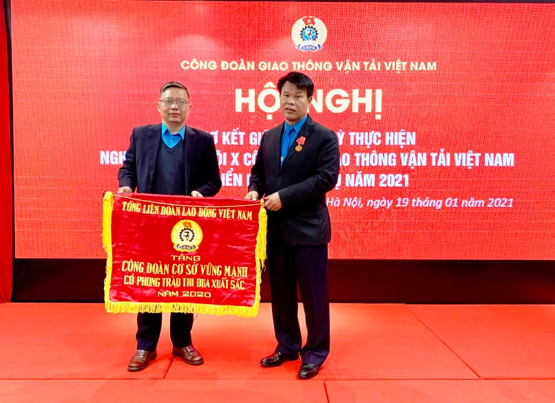 Công đoàn Công ty Quản lý bay miền Trung vinh dự đón nhận Cờ thi đua của Tổng Liên đoàn Lao động Việt Nam năm 2020