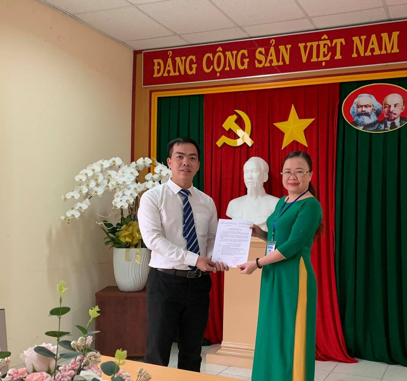 Lễ công nhận đảng viên chính thức và phát thẻ đảng viên Chi bộ Trung tâm Khí tượng hàng không Tân Sơn Nhất