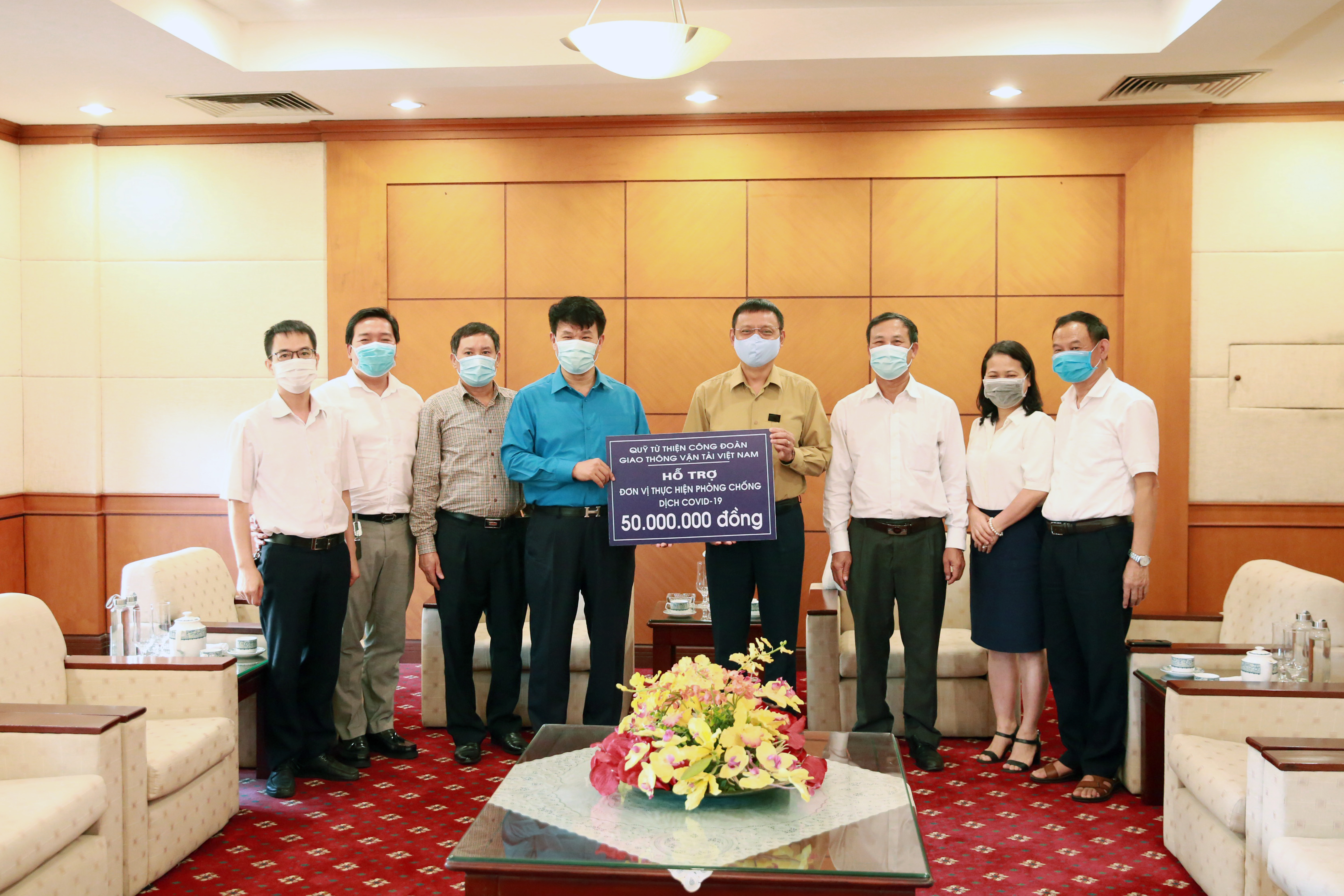 Công đoàn GTVT Việt Nam trao kinh phí hỗ trợ công tác phòng, chống COVID-19