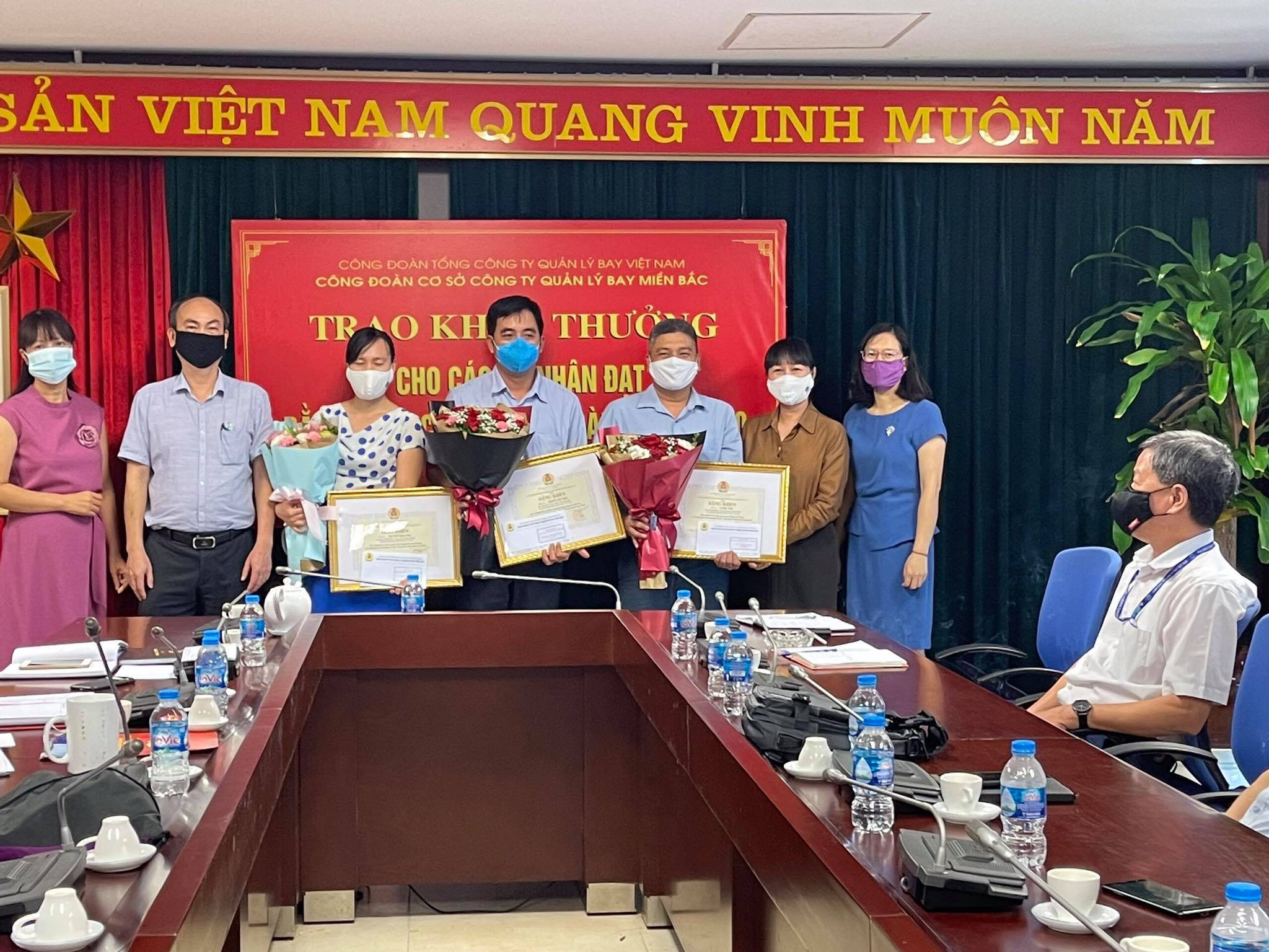 Trao tặng Bằng khen Công đoàn Giao thông vận tải Việt Nam cho 06 cá nhân đạt thành tích xuất sắc, tiêu biểu năm 2020 tại Công ty Quản lý bay miền Bắc