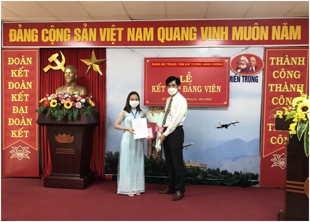 Chi bộ Trung tâm Khí tượng hàng không Đà Nẵng tổ chức Lễ kết nạp đảng viên