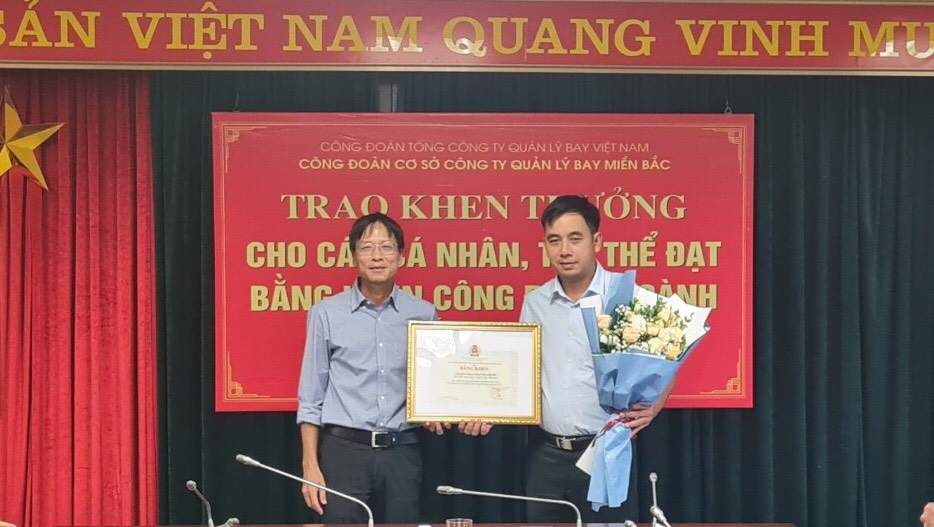 Công đoàn Giao thông vận tải Việt Nam trao tặng Bằng khen cho các cá nhân và tập thể tại Công ty Quản lý bay miền Bắc