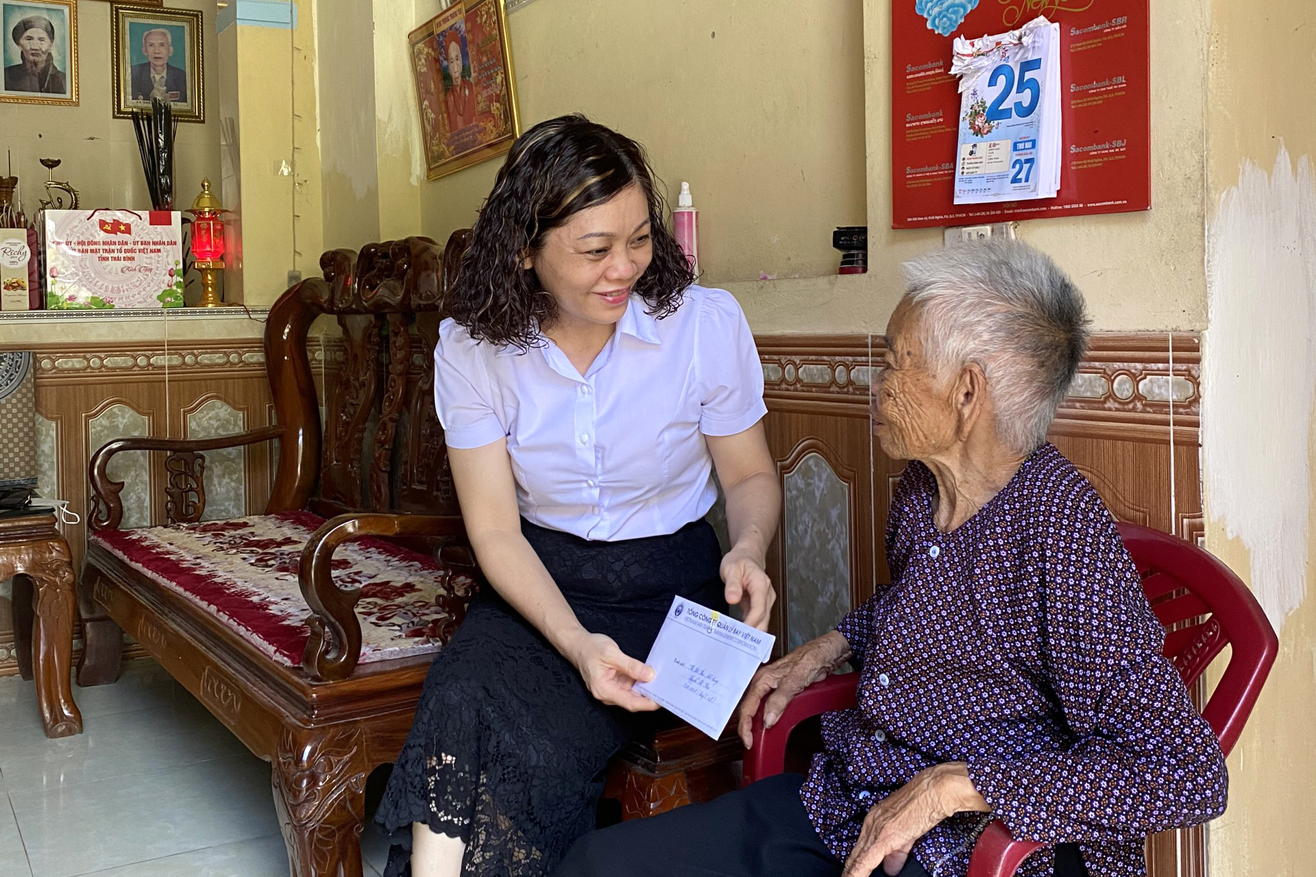 VATM: Tặng quà tri ân Mẹ Việt Nam Anh hùng nhân ngày TB-LS (27/7)