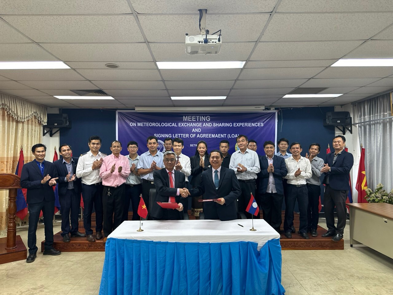 Đoàn công tác VATM thăm và làm việc với Cơ quan Quản lý bay Lào