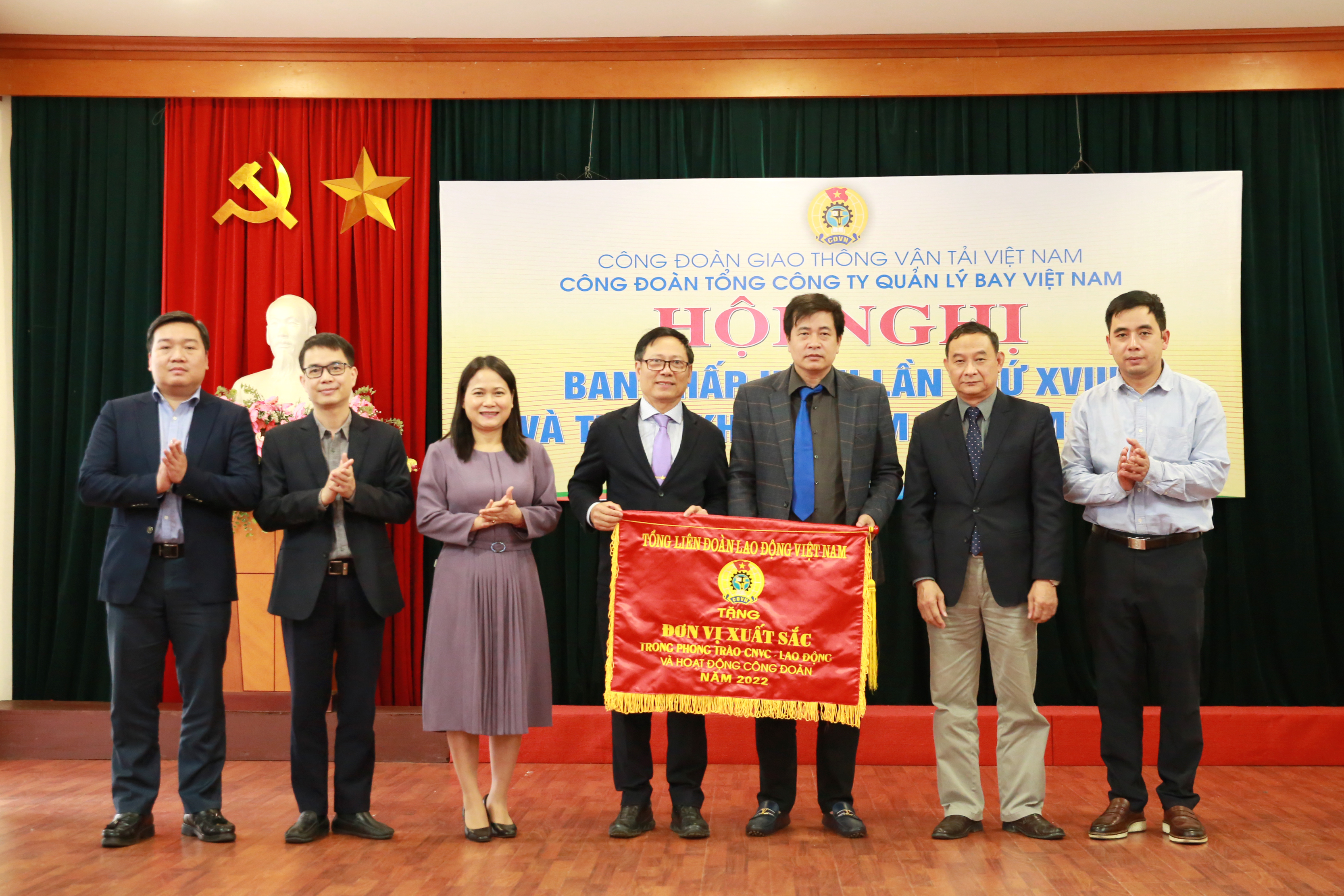 Công đoàn Tổng công ty Quản lý bay Việt Nam được Tổng Liên đoàn Lao động Việt Nam tặng cờ thi đua Đơn vị xuất sắc năm 2022