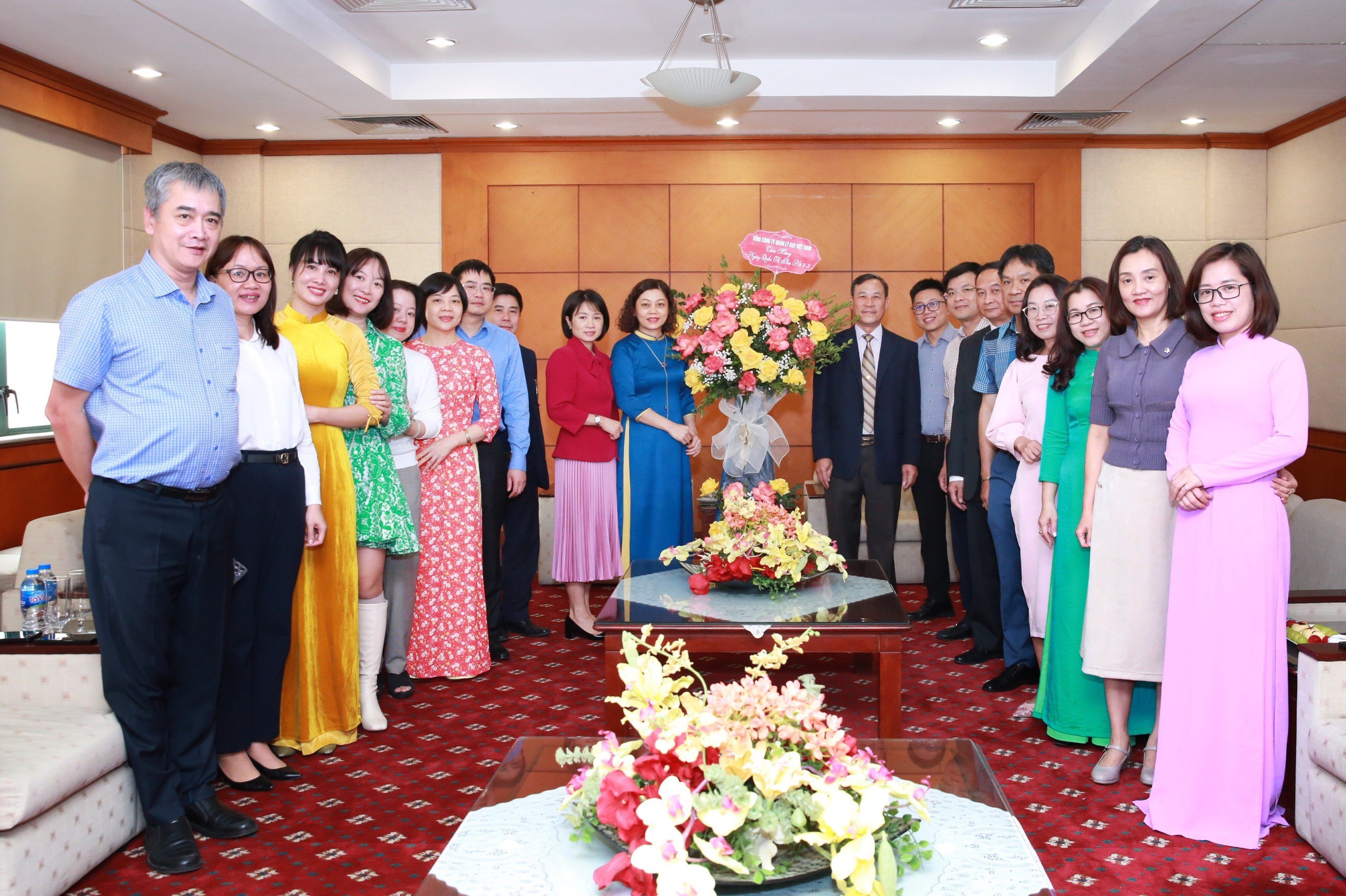 Lãnh đạo VATM chúc mừng đại diện lao động nữ của TCT nhân ngày 8/3