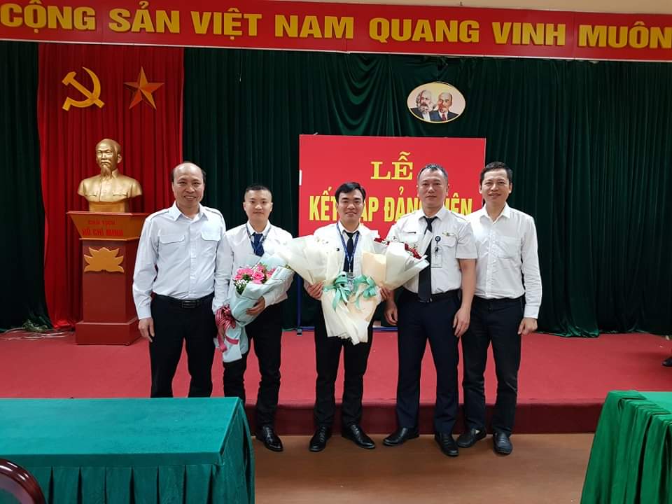 Hai Chi bộ thuộc Đảng bộ bộ phận Trung tâm Kiểm soát Tiếp cận tại sân Nội Bài kết nạp đảng viên mới
