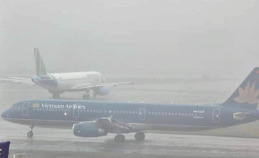 Thời tiết xấu ảnh hưởng đến hoạt động bay tại Nội Bài