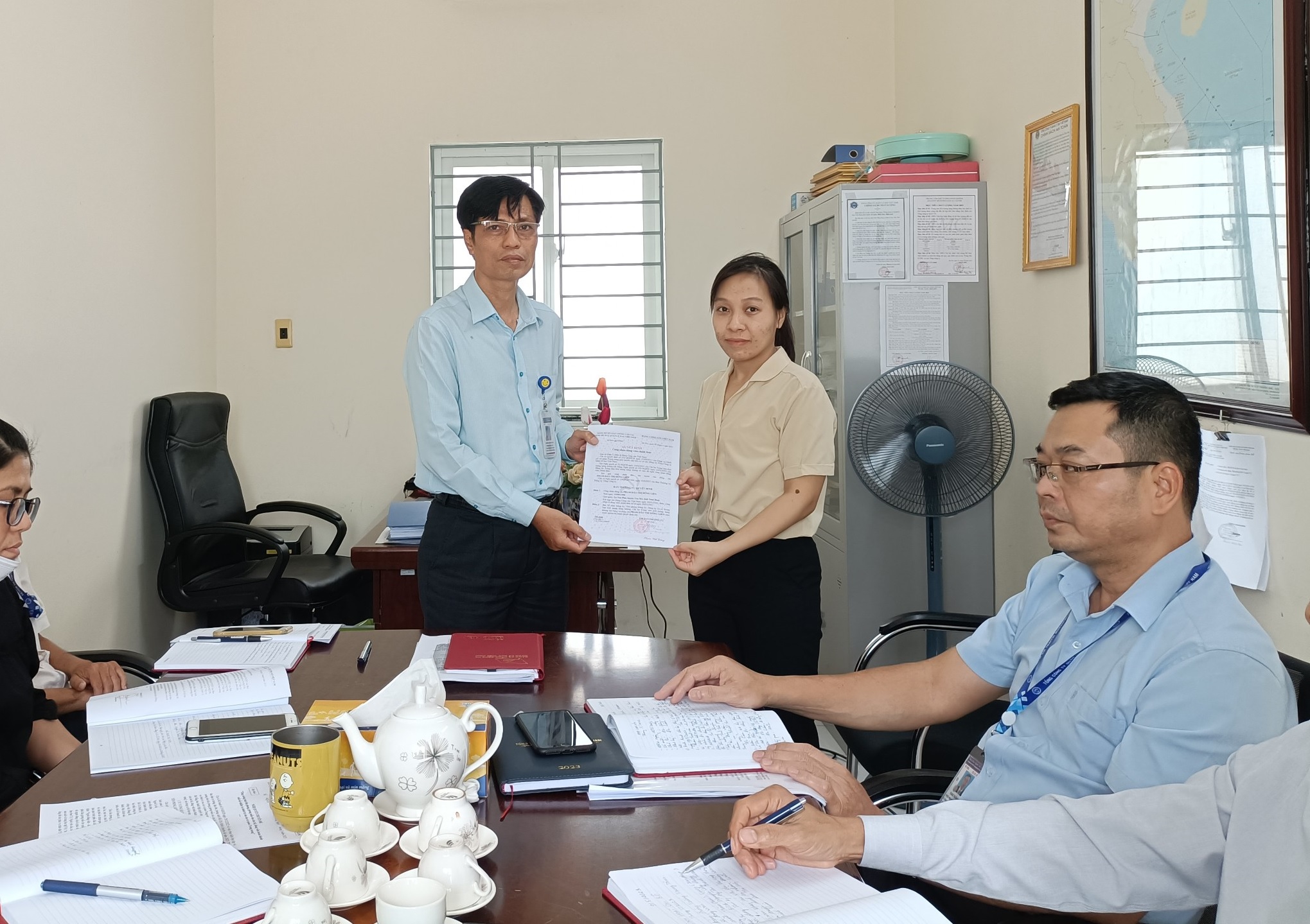 Chi bộ Trung tâm Khí tượng hàng không Đà Nẵng trao quyết định công nhận đảng viên chính thức