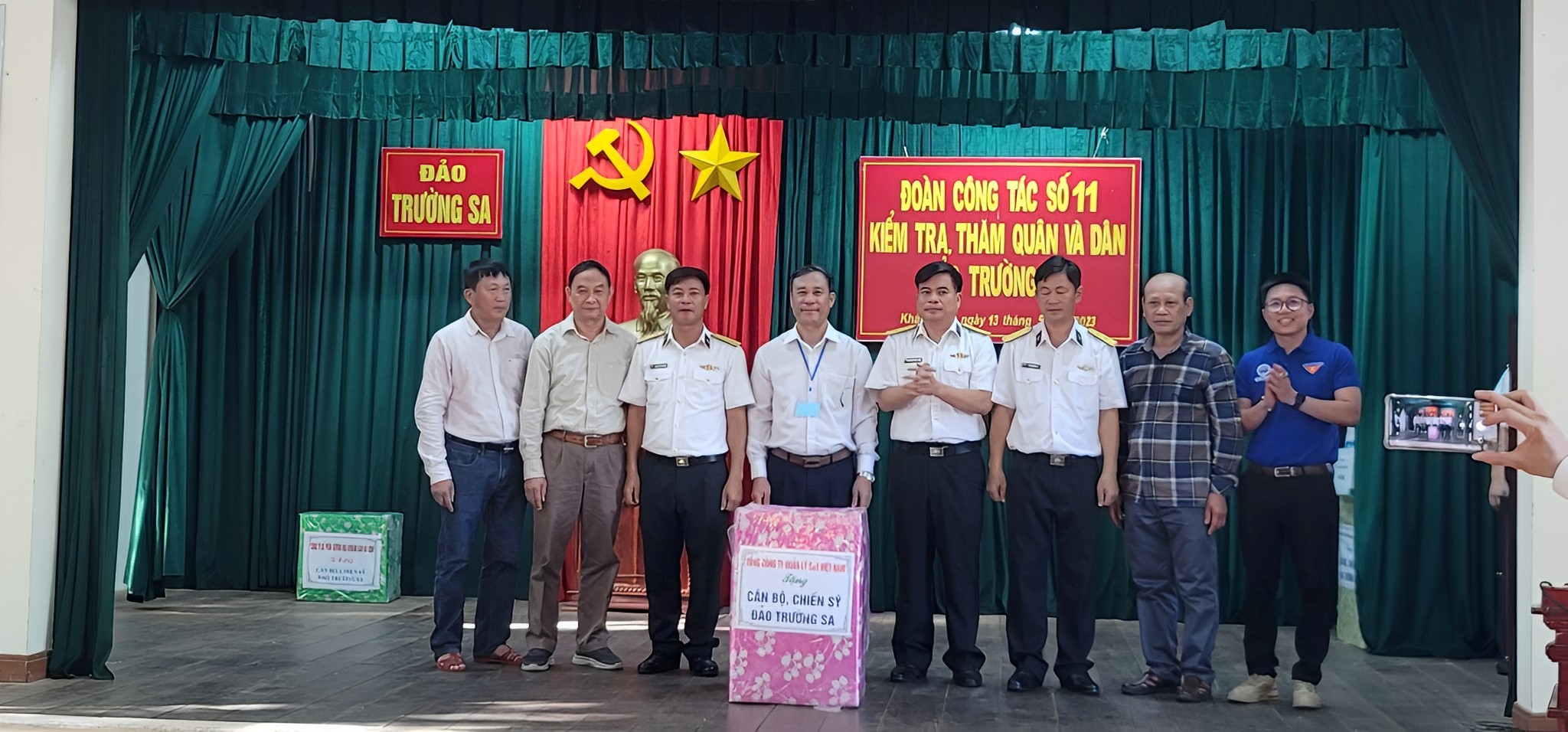 Đoàn công tác Tổng công ty Quản lý bay Việt Nam thăm quần đảo Trường Sa, nhà giàn DK1/21