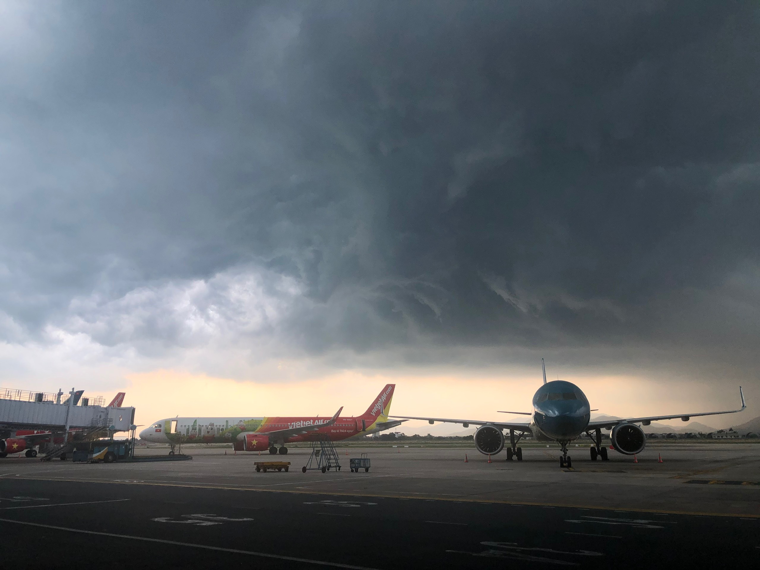 Đợt dông, mưa mạnh ảnh hưởng đến hoạt động bay tại các sân bay miền Bắc