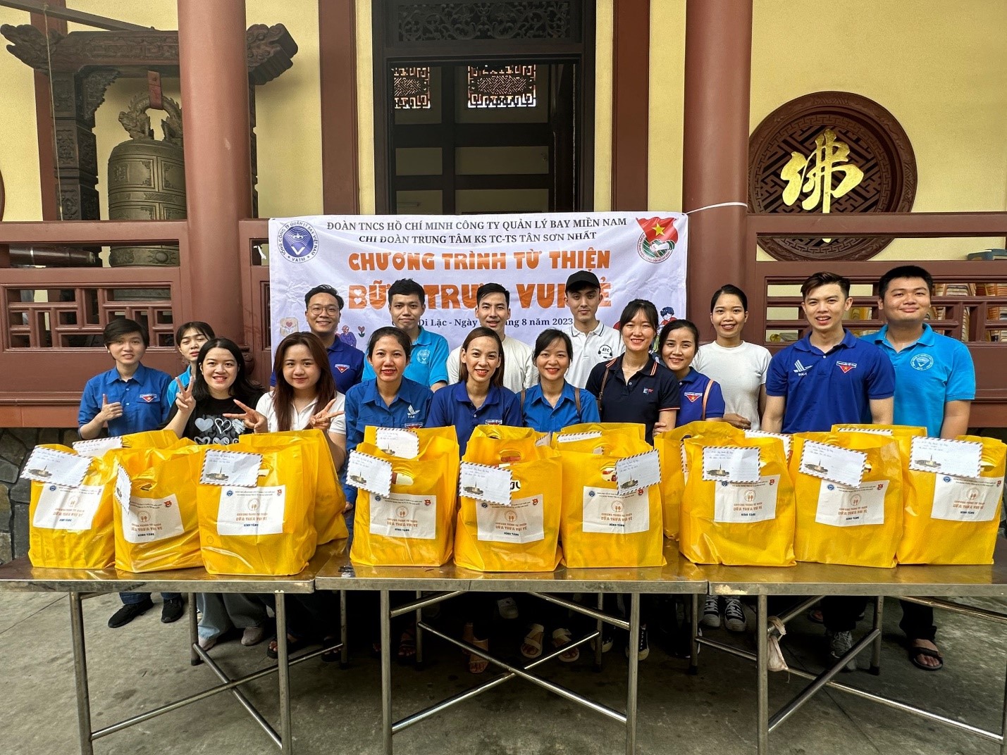 Chi Đoàn Trung tâm Kiểm soát tiếp cận – tại sân Tân Sơn Nhất tổ chức hoạt động từ thiện “Bữa trưa vui vẻ”