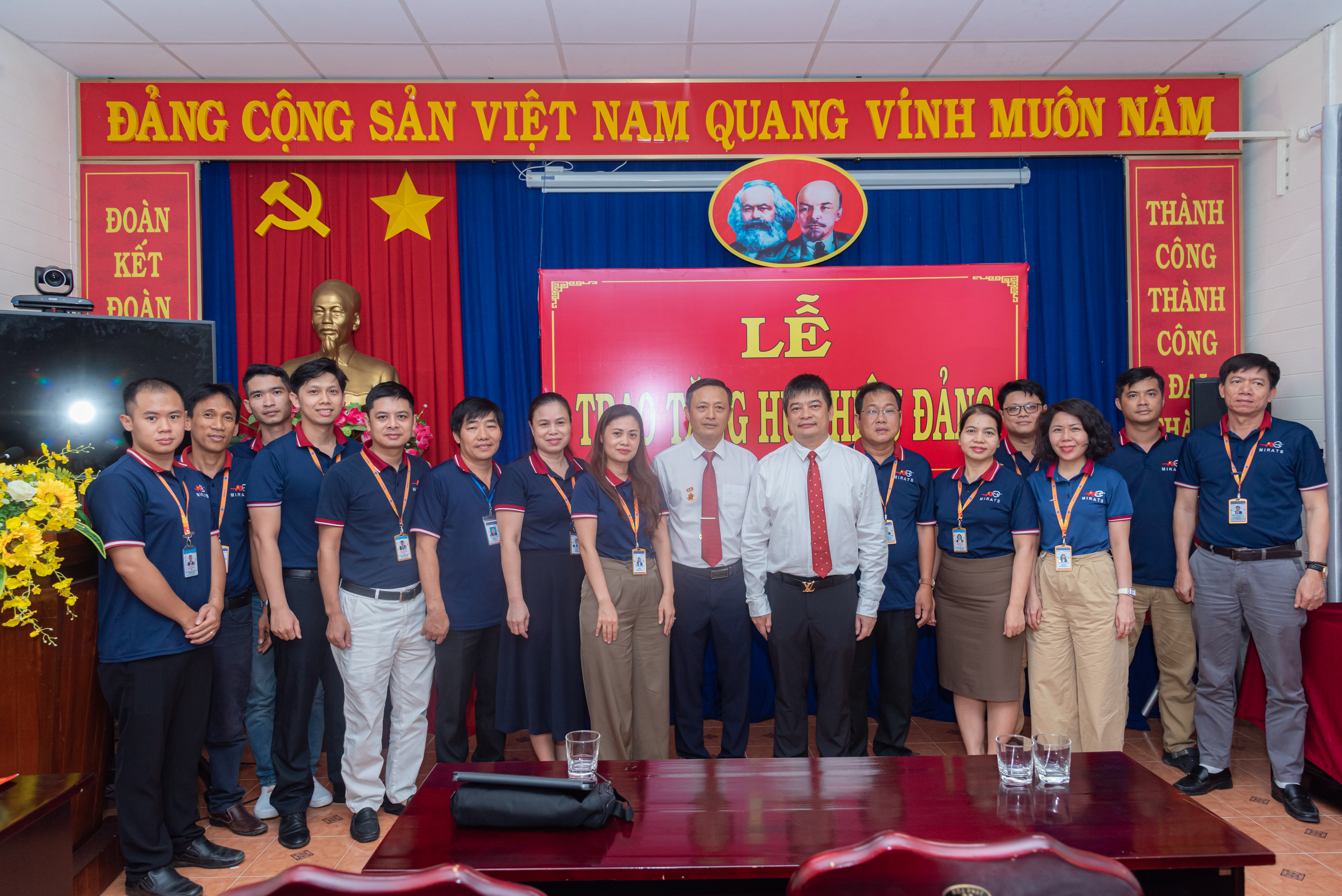 Lễ trao tặng Huy hiệu Đảng tại Đảng bộ Công ty Quản lý bay miền Trung