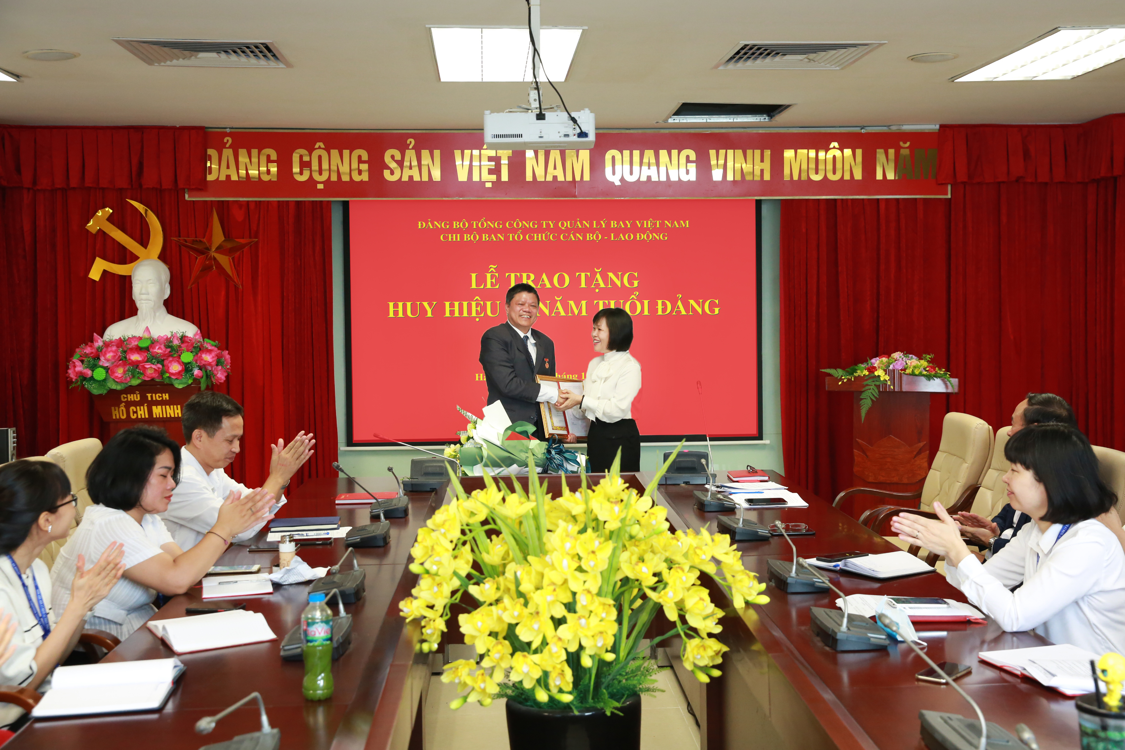 Đồng chí Nguyễn Đình Sơn nhận Huy hiệu 30 năm tuổi Đảng