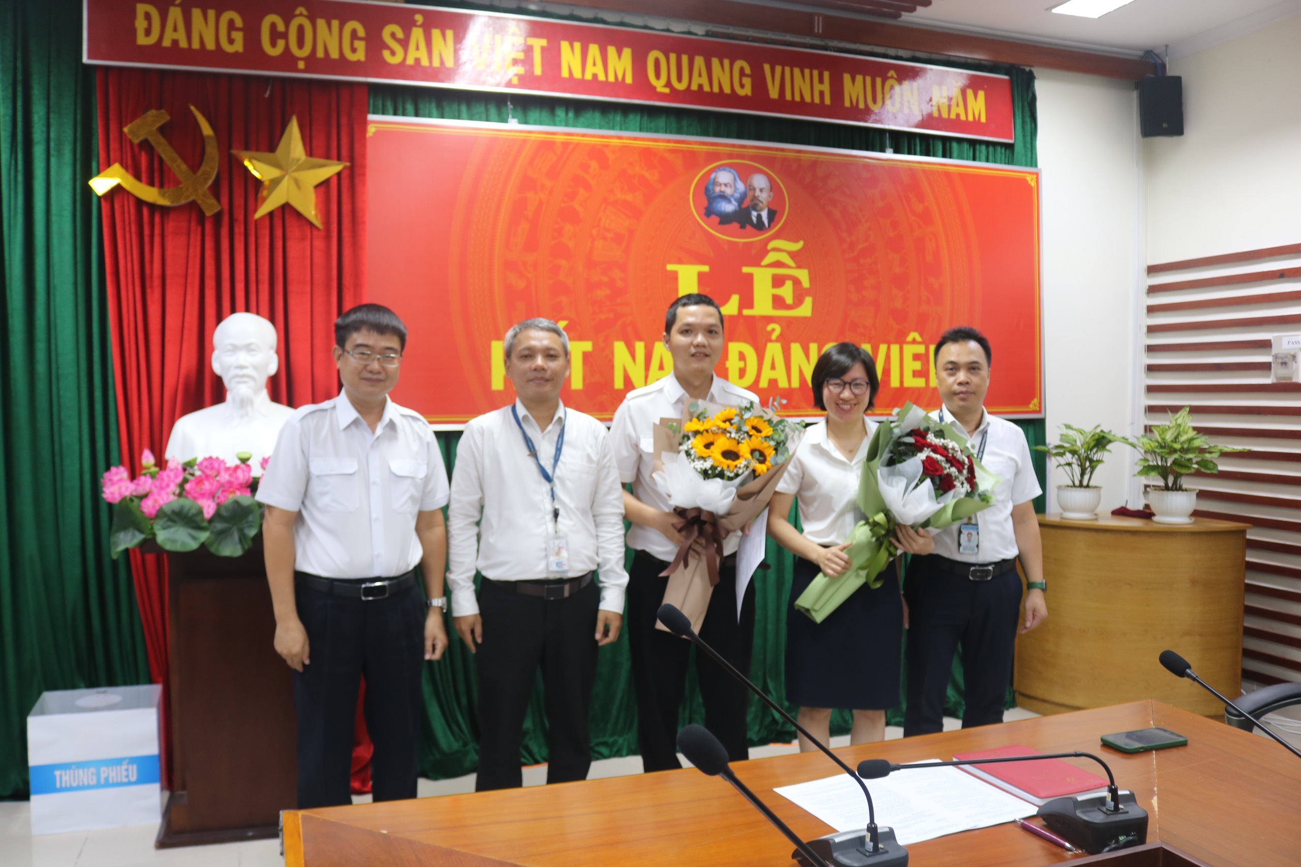 Chi bộ Trung tâm Kiểm soát đường dài Hồ Chí Minh kết nạp đảng viên mới
