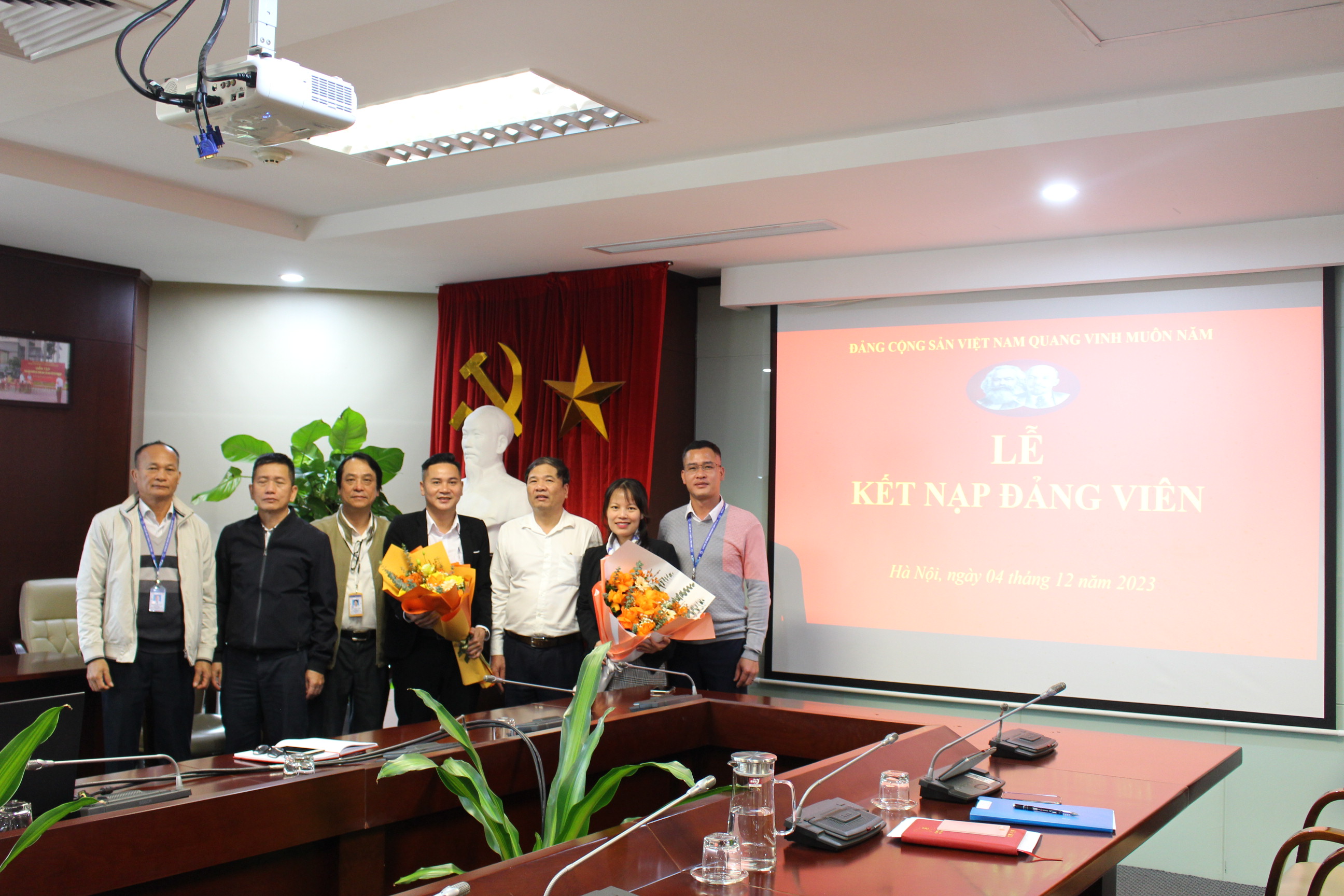 Chi bộ Văn phòng Trung tâm Quản lý luồng không lưu  tổ chức Lễ kết nạp đảng viên