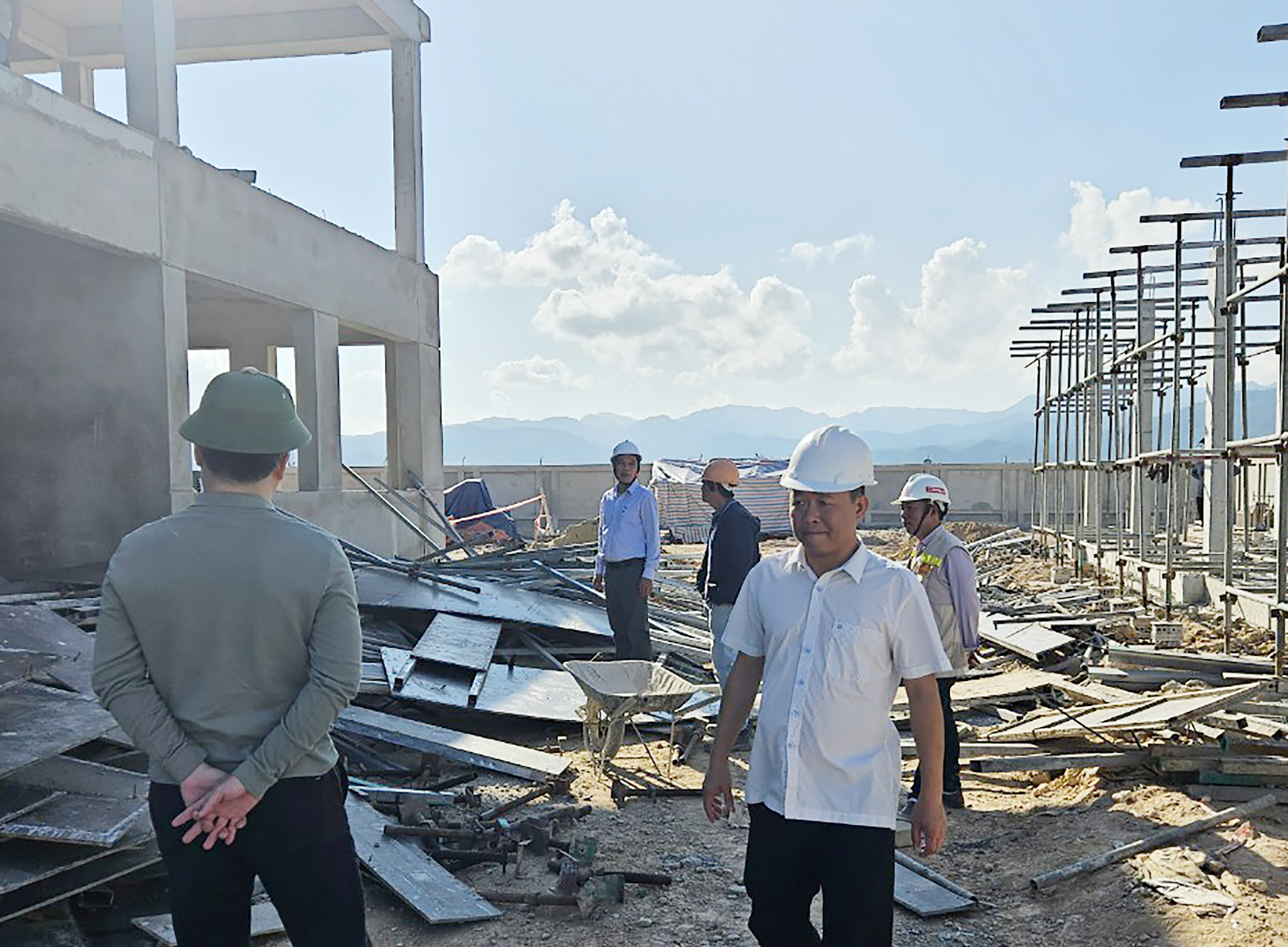 Quyền Tổng Giám đốc Nguyễn Công Long kiểm tra dự án Đài Kiểm soát không lưu Điện Biên